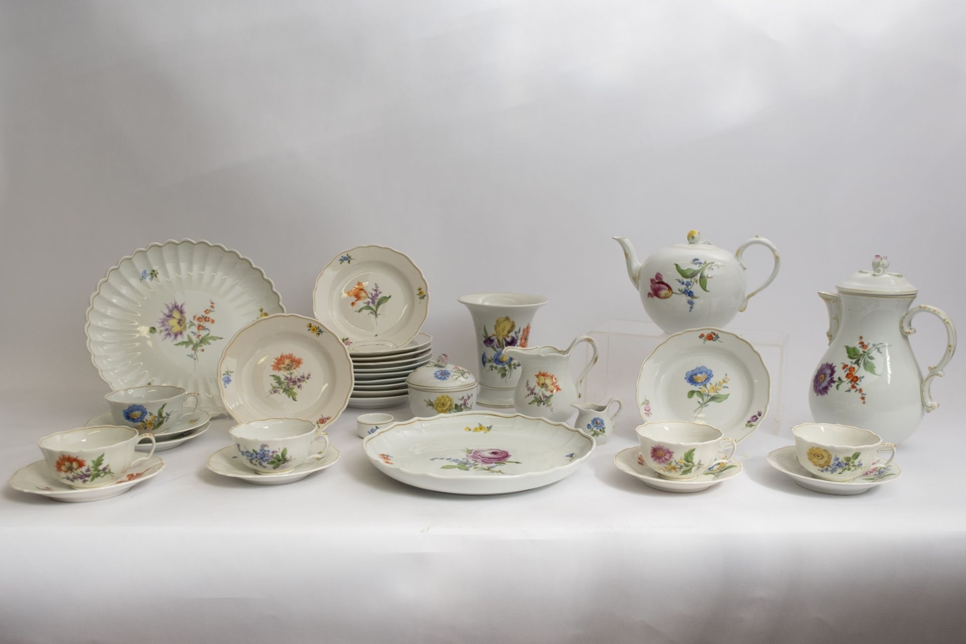 Kaffee- und Teeservice, 32-tlg., Meissen, Schwertermarke, 1930er/1940er Jahre, 4. Wahl, bunte Blume