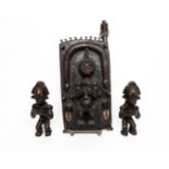 2 Reliquiar-Figuren "Byeri", Holztür, Fang, Gabun, Afrika, sitzende männliche Figuren aus Holz mit 