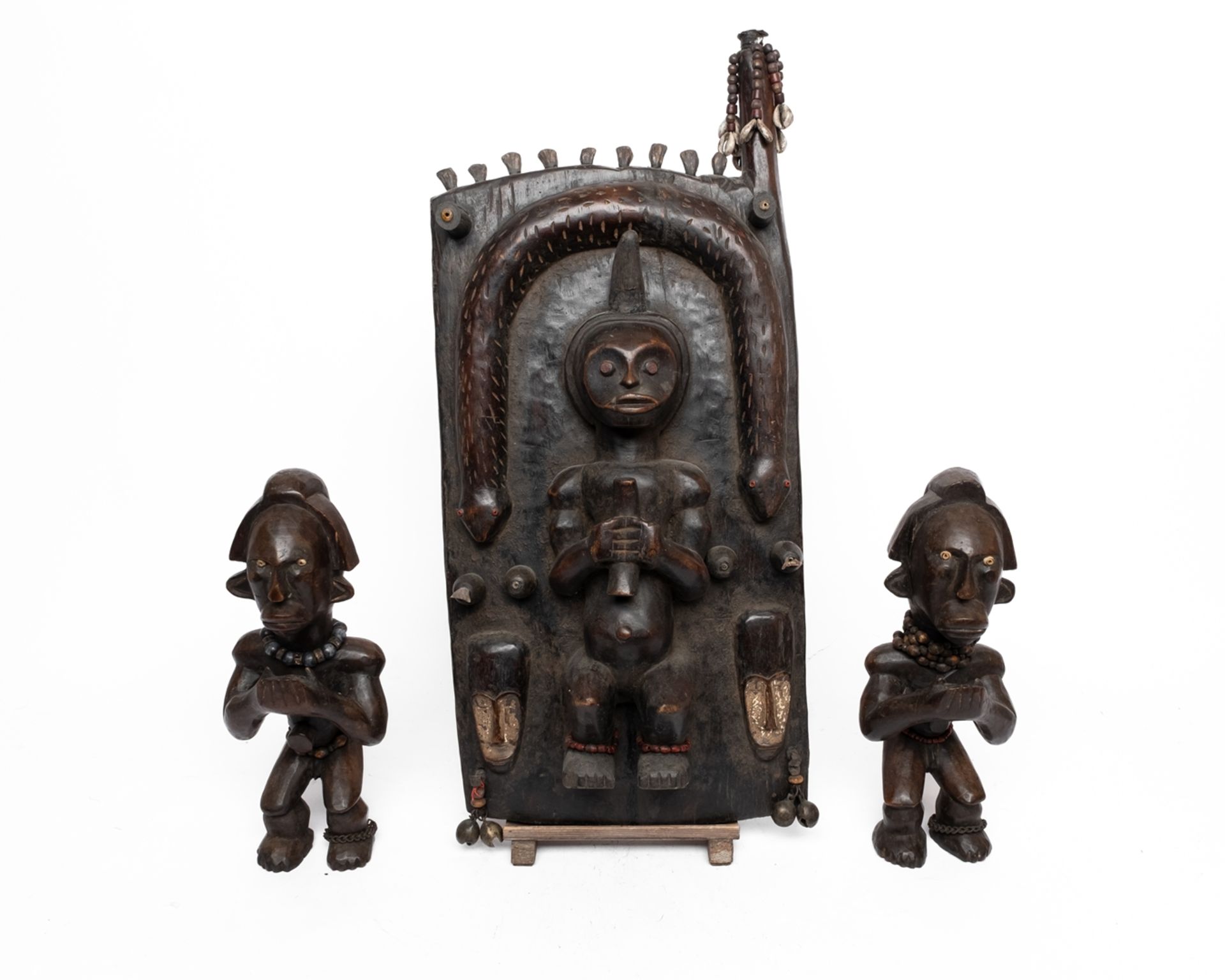 2 Reliquiar-Figuren "Byeri", Holztür, Fang, Gabun, Afrika, sitzende männliche Figuren aus Holz mit 