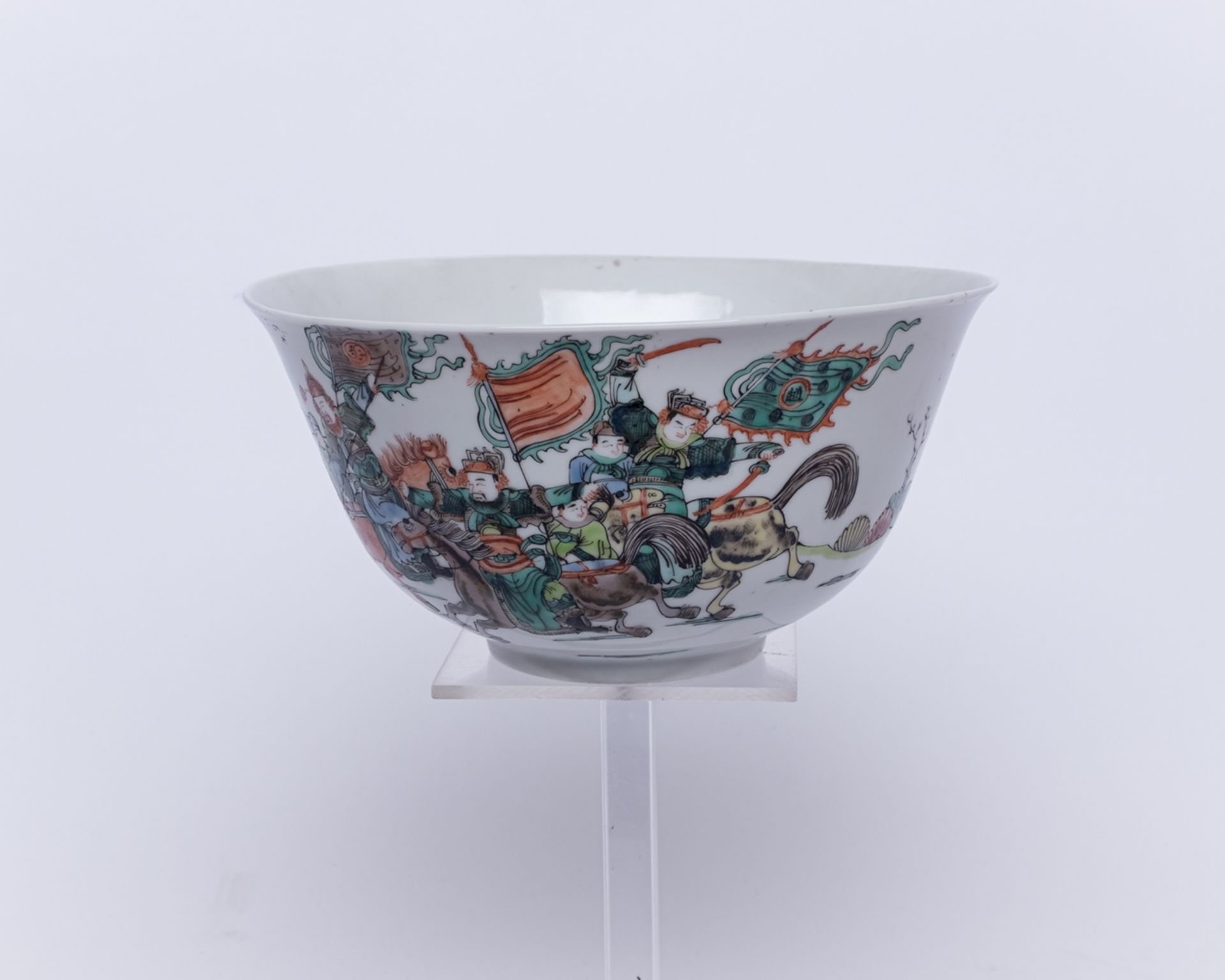 Schale, China, 19. Jh., Porzellan, famille verte, Wandung außen umlaufend mit Kriegern zu Pferde in - Bild 4 aus 7