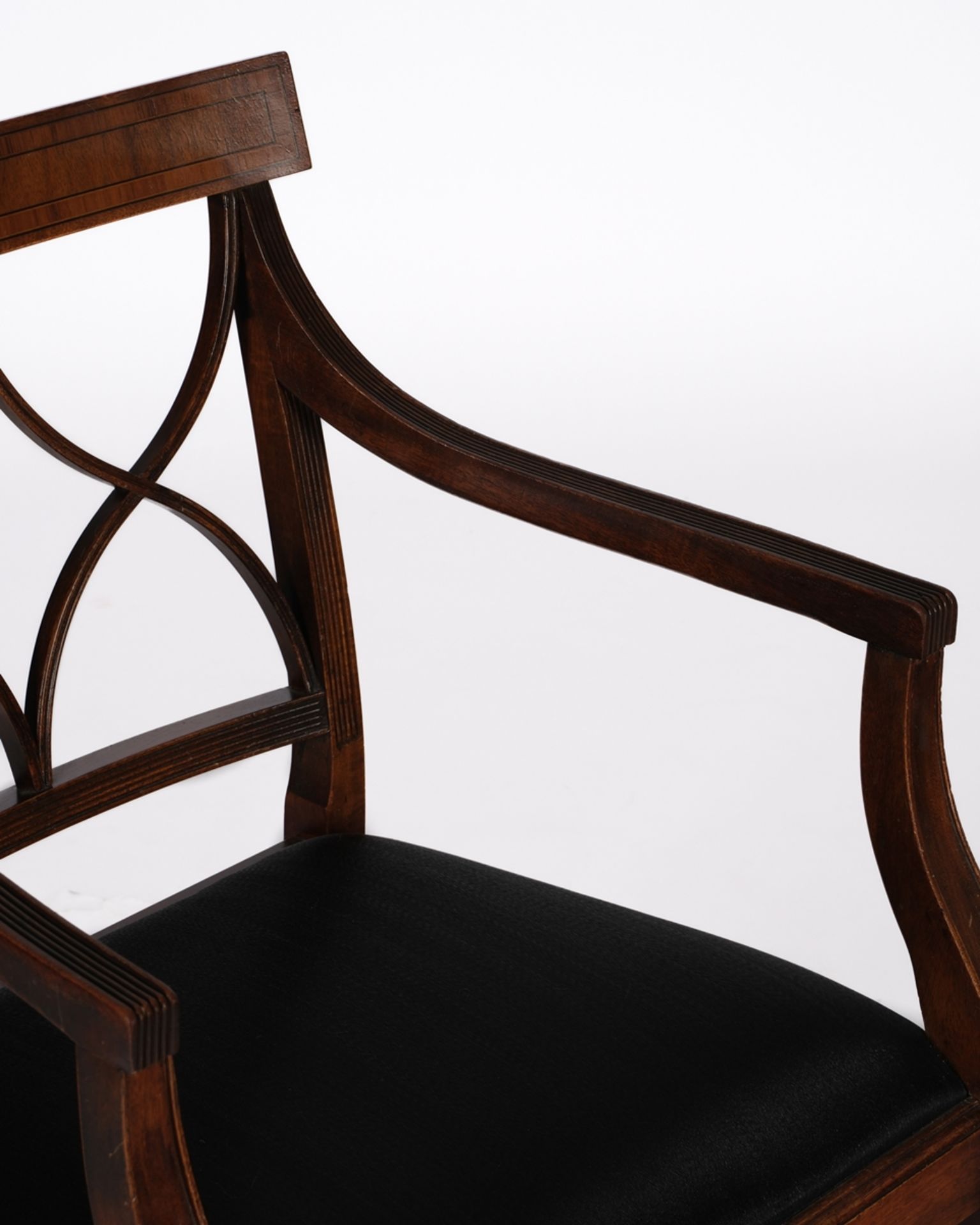 Klassizistischer Armlehnstuhl, England, 20. Jh., Mahagoni, schwarze Polsterbezüge in Rosshaar, H. 8 - Bild 4 aus 5