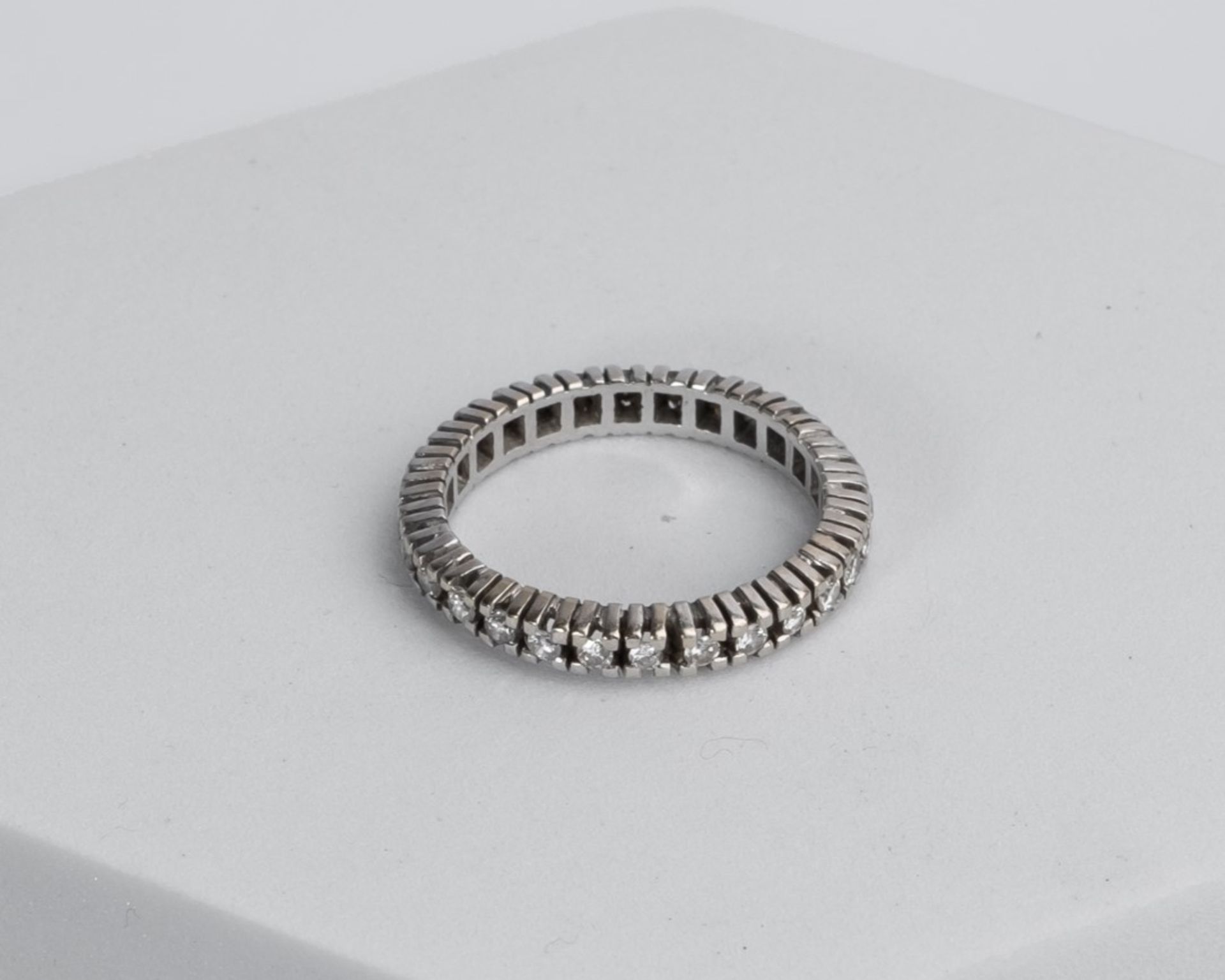 Memoire-Ring, 14kt Weißgold, Brillanten zus. ca. ca. 0.40 ct., ca. 3.15 g, RM 57.5