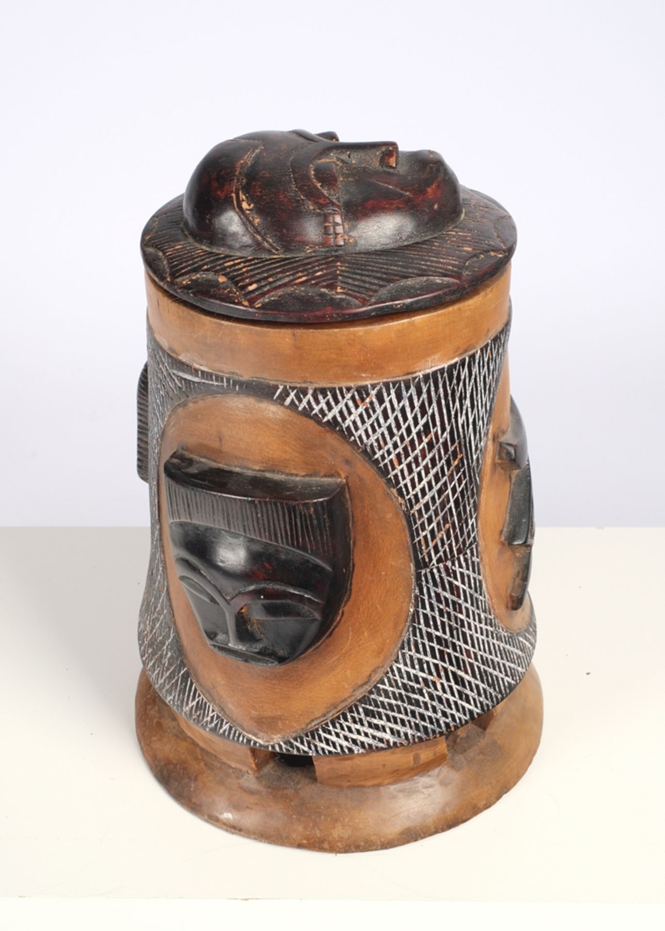 Mausorakeltopf, Afrika, Holz, geschnitzt, teils schwarzbraun eingefärbt, weiß eingeriebenes Netzmus - Bild 2 aus 4