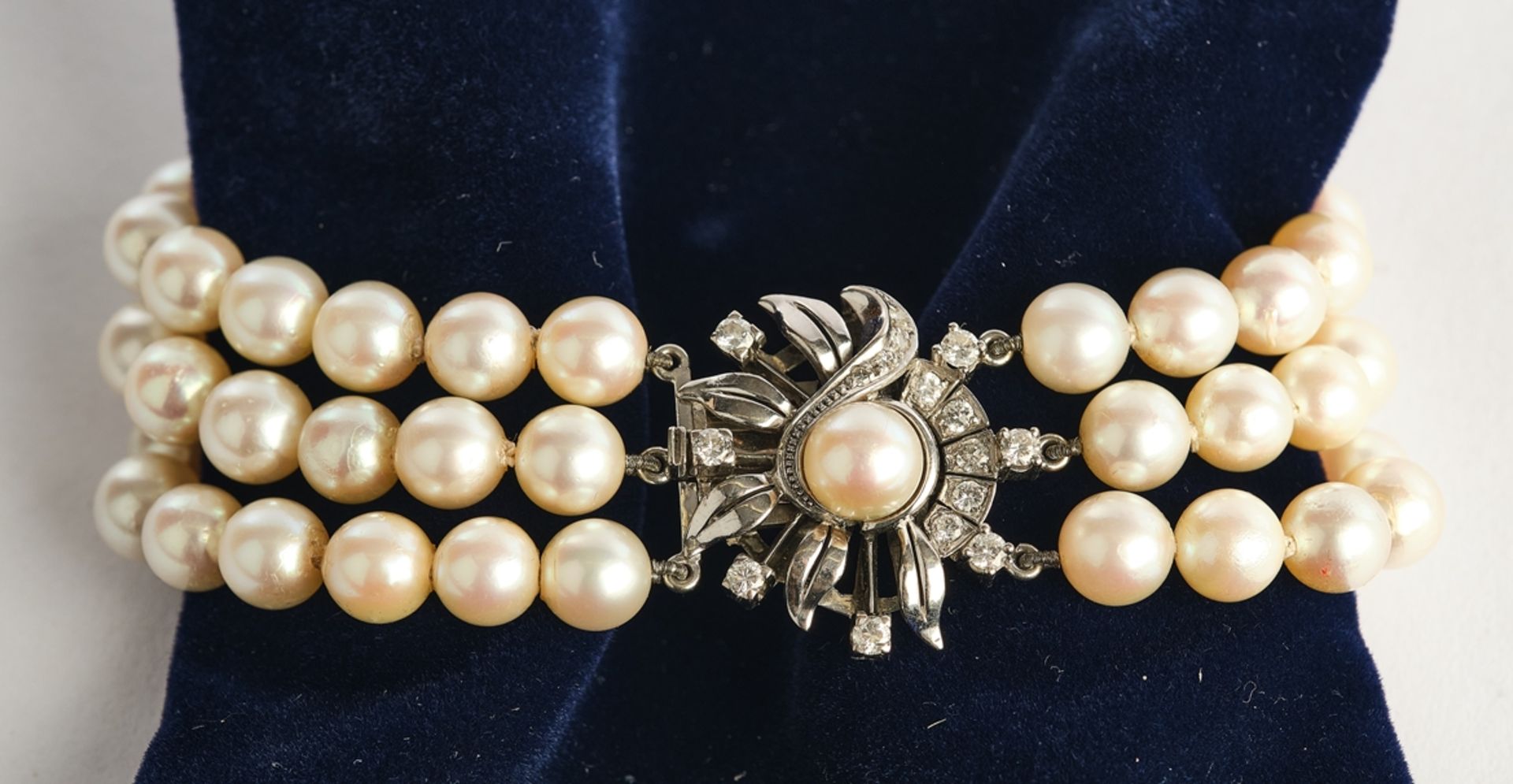 Dreireihiges Akoya-Perlarmband, Schließe 14kt Weißgold, 15 Brillanten zzgl. 1 Akoya-Perle, ø Perlen - Bild 2 aus 2
