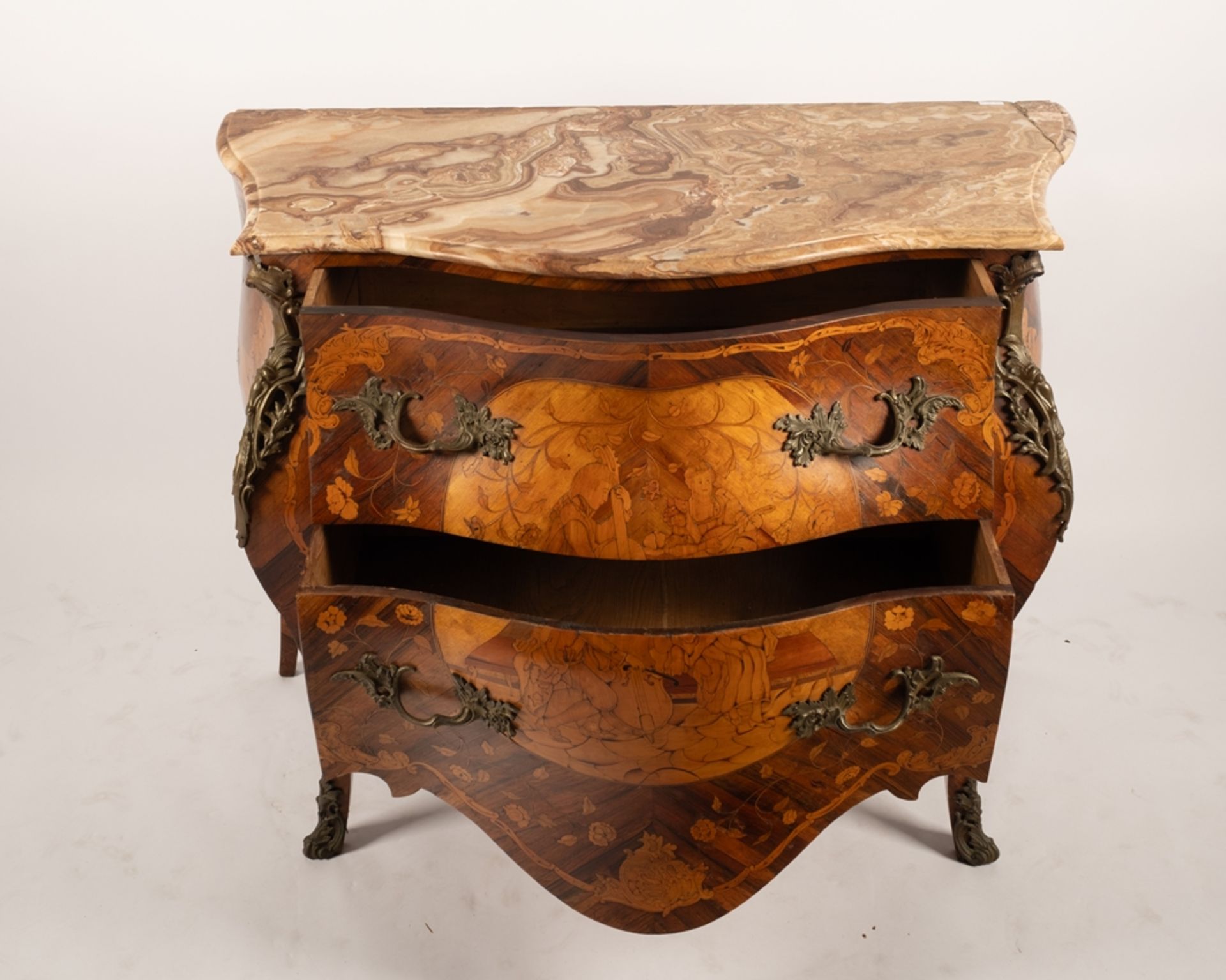 Kommode im Stil Louis XV, 19. Jh., diverse Edelhölzer furniert auf Eiche und Weichholz, stark bombi - Bild 2 aus 8