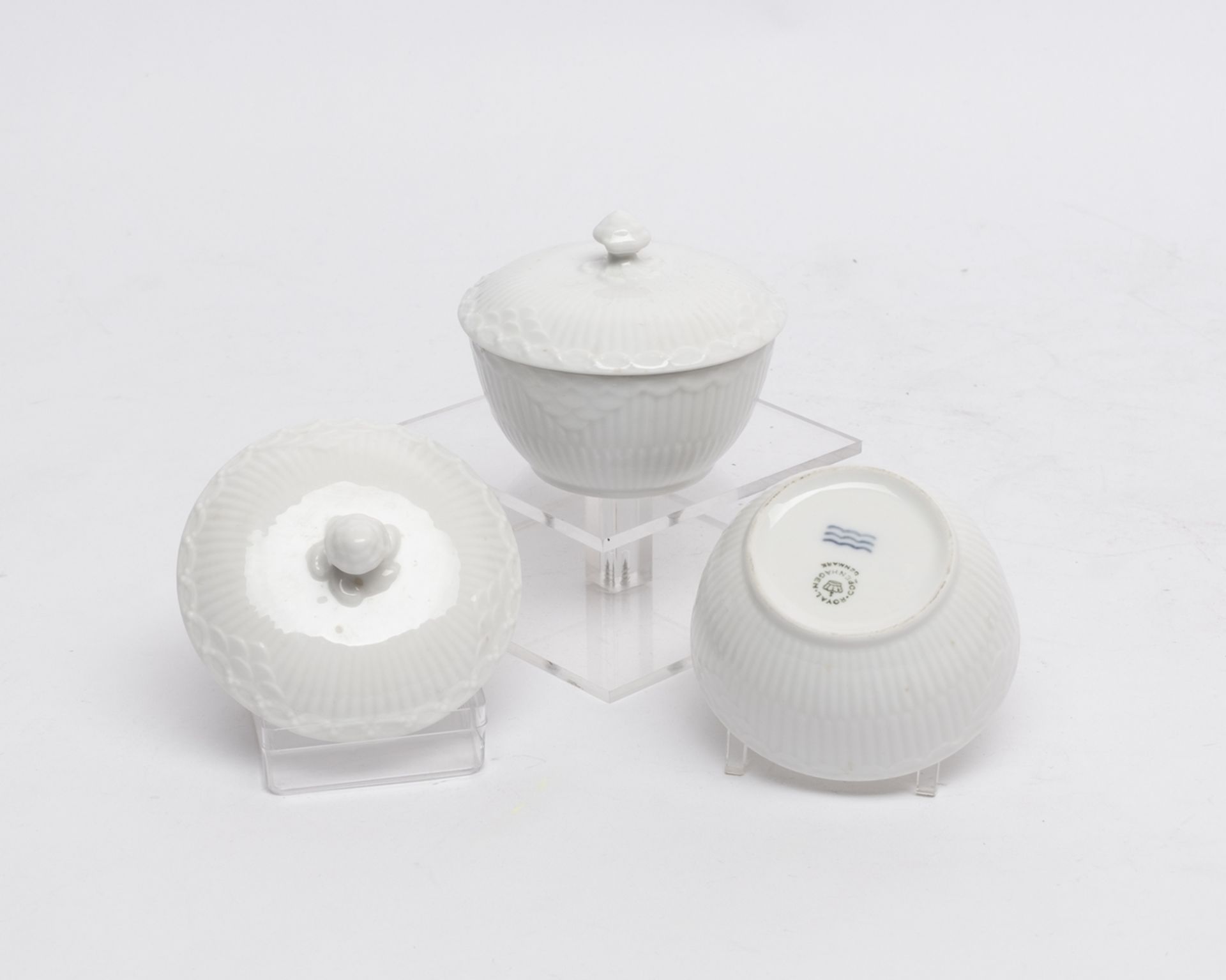 Serviceteile, 24 tlg., Royal Kopenhagen, Weißporzellan, gerippt, Halbspitze: 3 Kaffeekannen, Teekan - Bild 4 aus 11