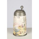 Walzenkrug, Fayence, 18. Jh., farbig bemalt mit einer Landschaftsszene auf hellem Grund, Besitzermo