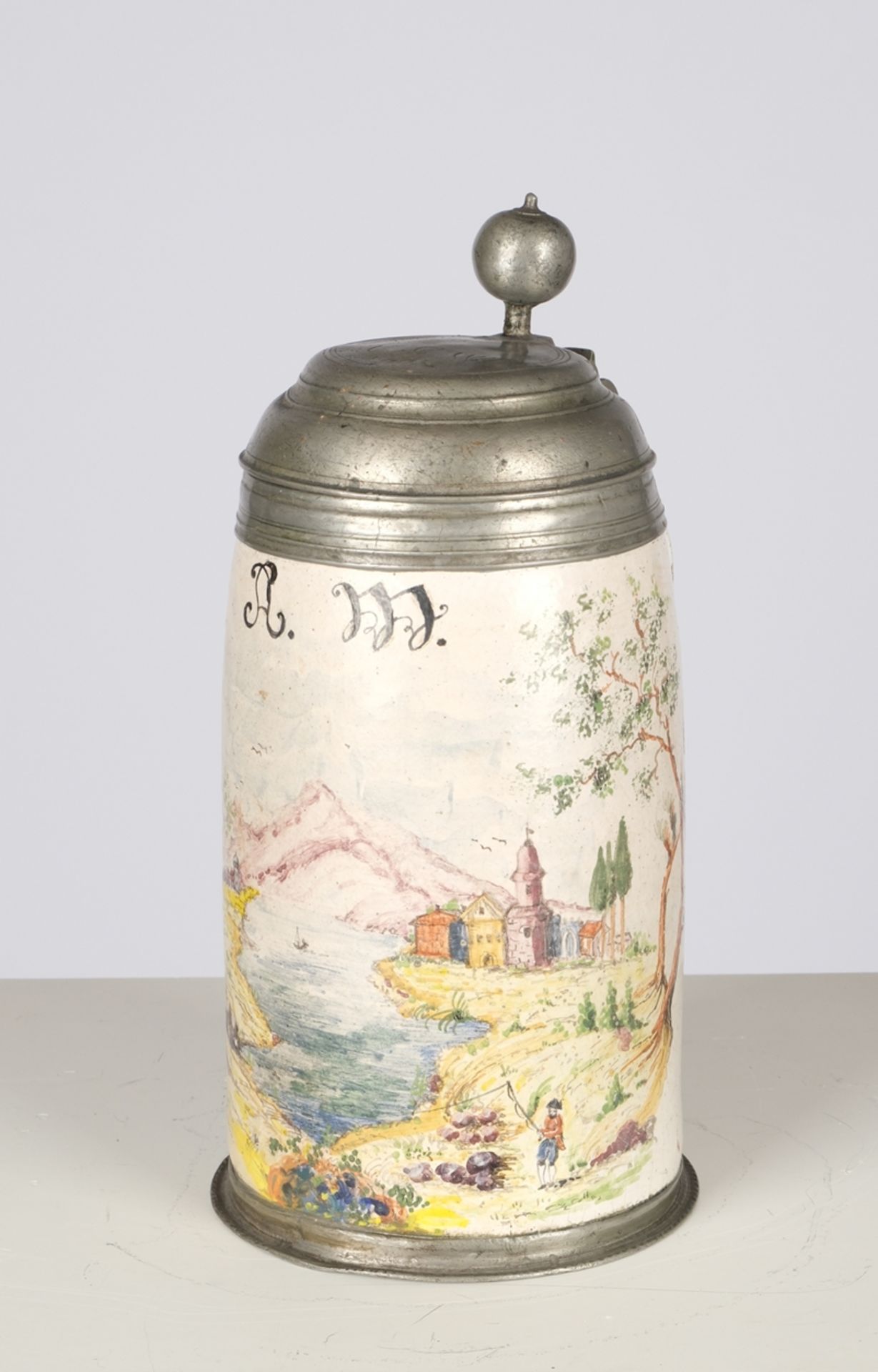 Walzenkrug, Fayence, 18. Jh., farbig bemalt mit einer Landschaftsszene auf hellem Grund, Besitzermo