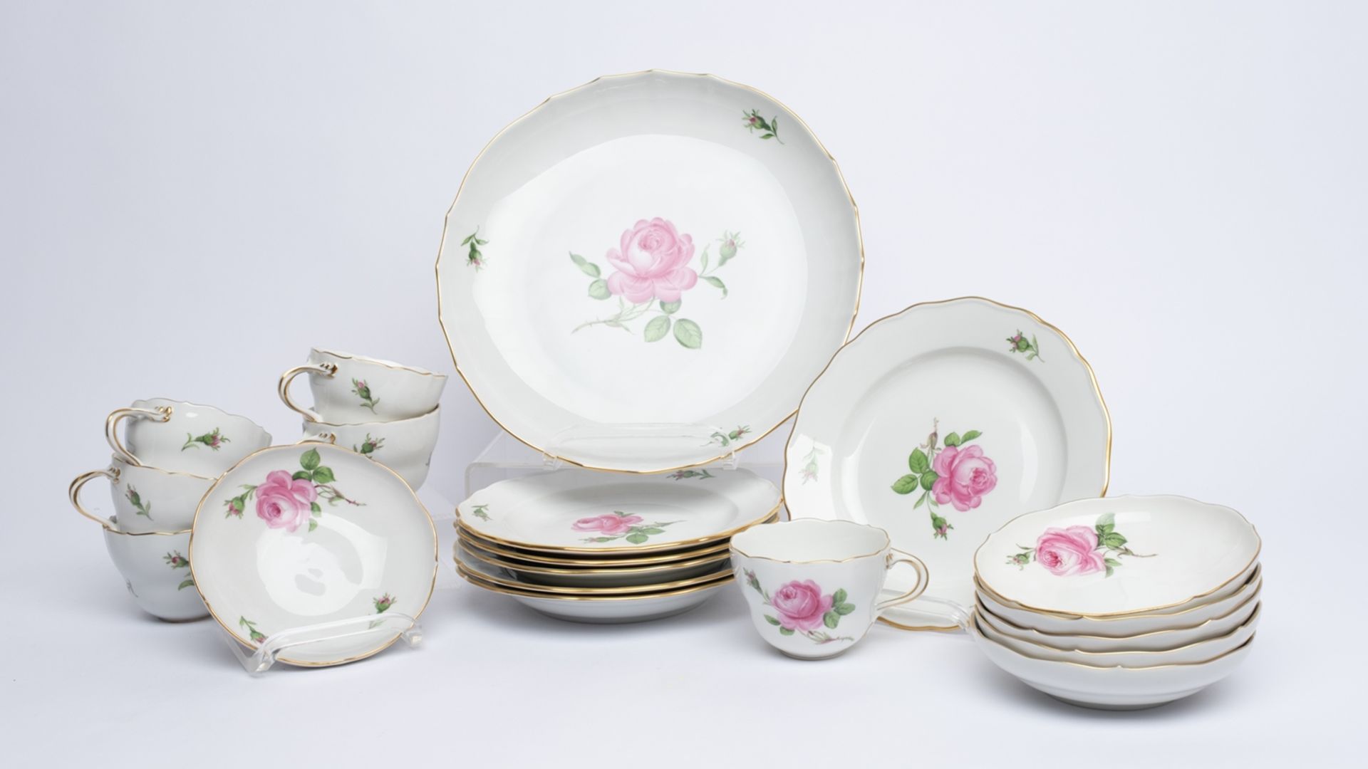 6 Kaffeegedecke, Gebäckplatte, Meissen, Schwertermarke, 1./meist 2. Wahl, rote Rose, Goldrand, 6.5 