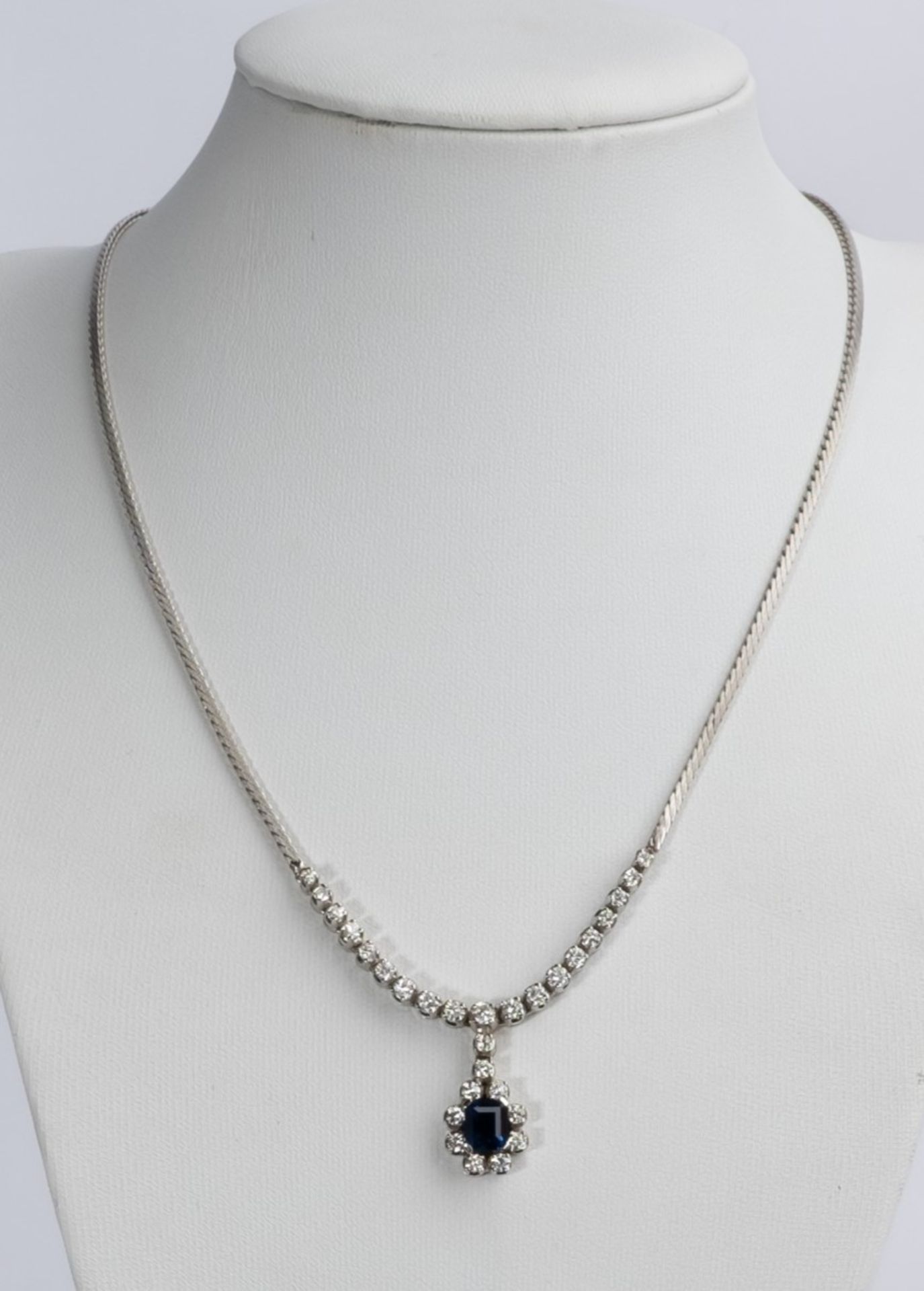 Collier, 18kt Weißgold, Saphir ca. 1.40 ct., Brillanten zus. ca. 1.50 ct., etwa tw/si, ca. 18.4 g, 