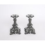Paar Kerzenleuchter, Silber 830, Schweden, 1939, mehrfach gebuckelt, je einflammig, Tropfeinsätze, 