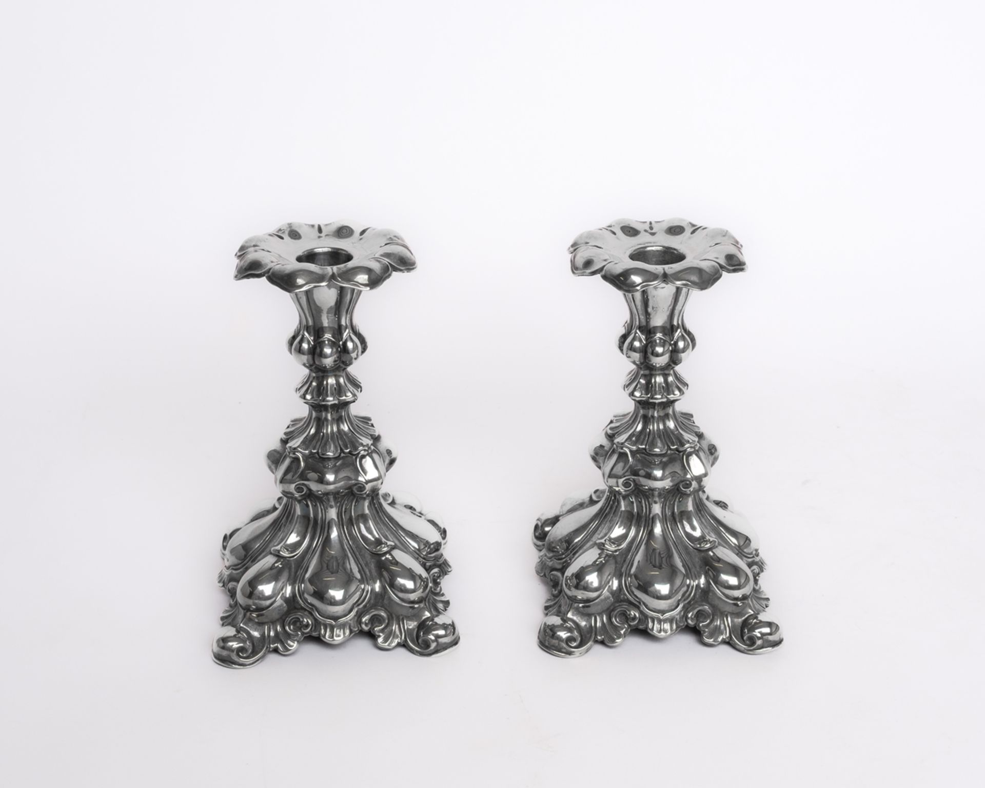 Paar Kerzenleuchter, Silber 830, Schweden, 1939, mehrfach gebuckelt, je einflammig, Tropfeinsätze, 