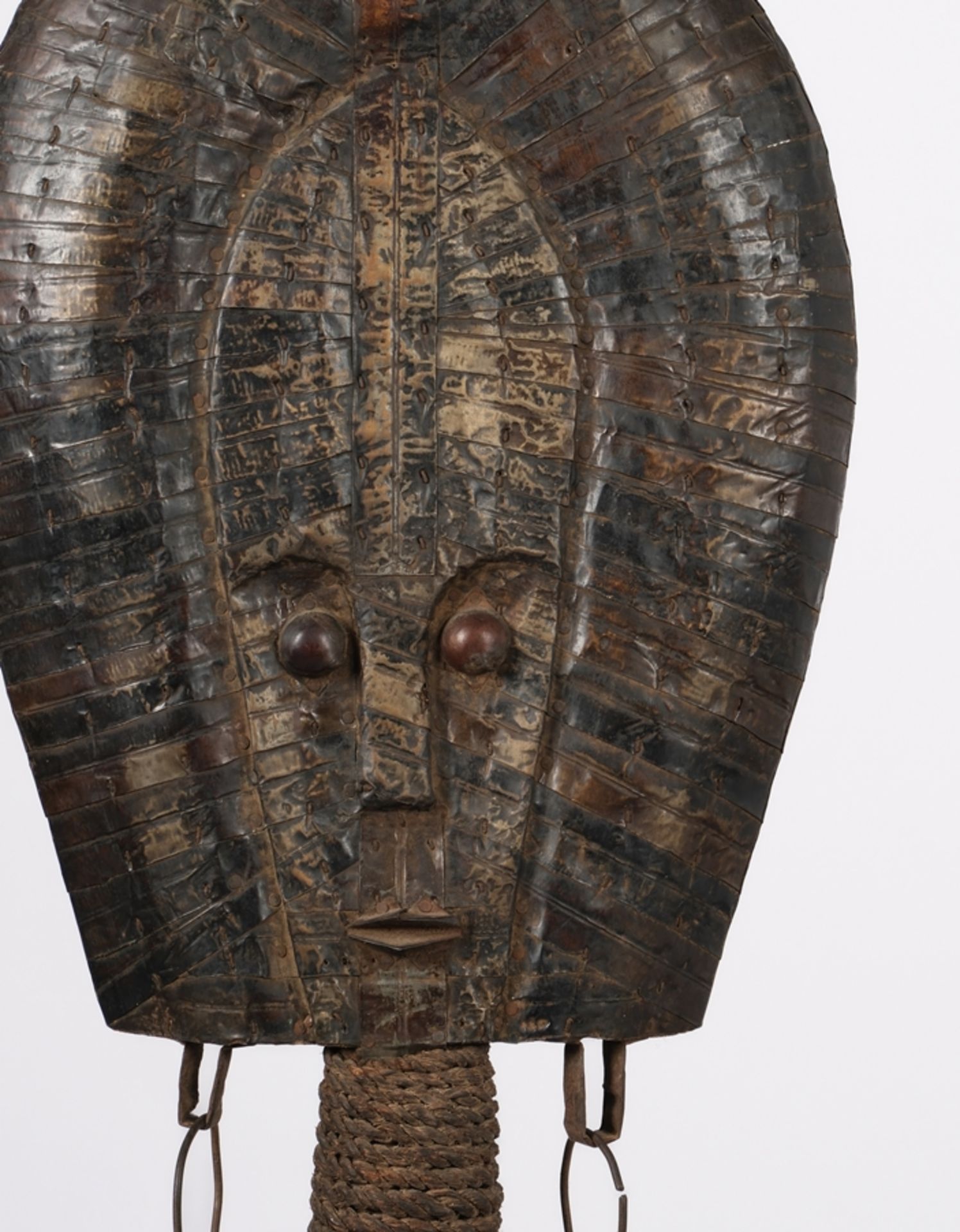 Reliquiar-Figur, Kota, Gabun, Afrika, die Grabwächterfigur in abstrahierter Gestalt aus Holz mit ei - Bild 6 aus 6