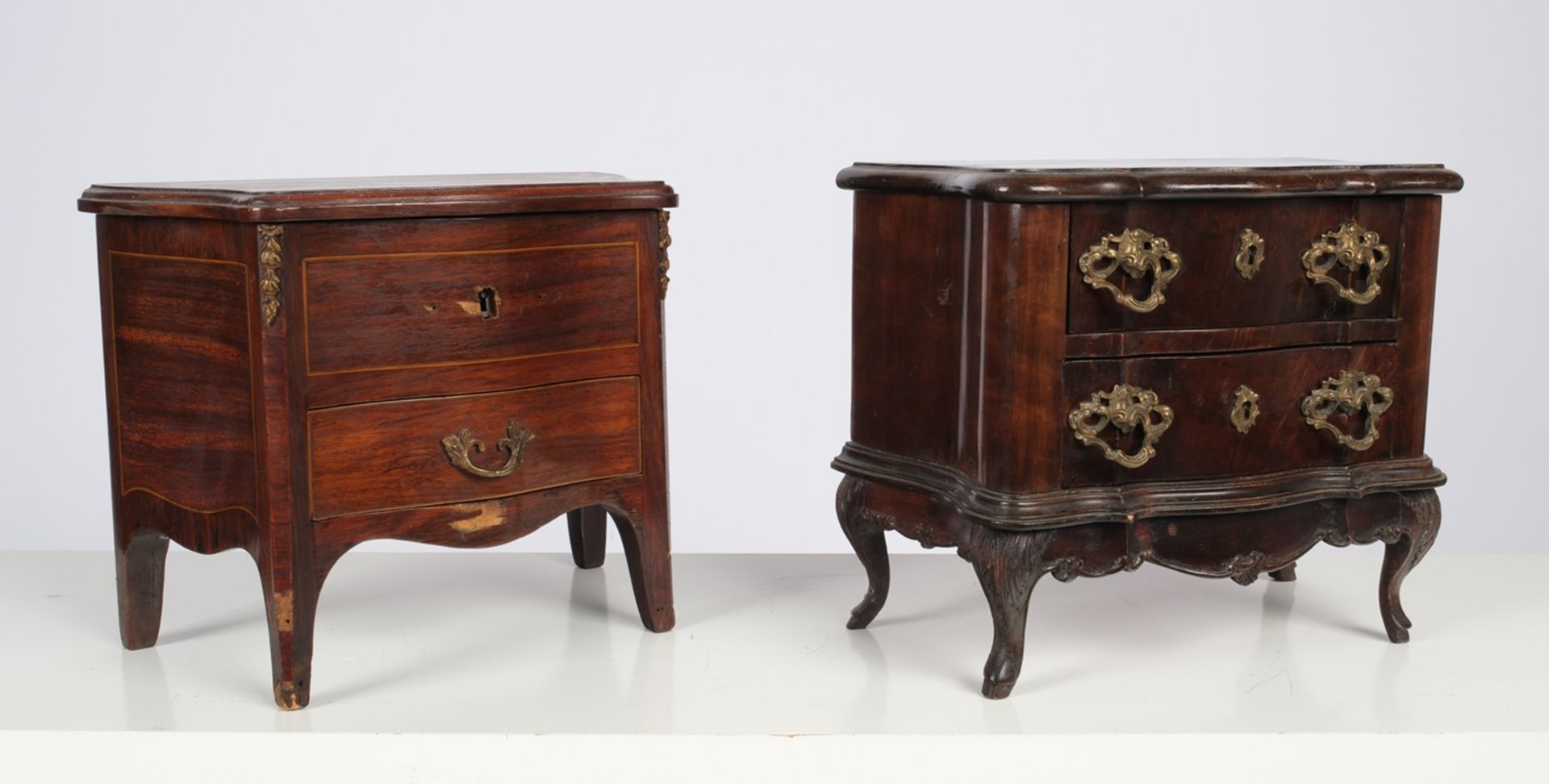 2 Modellkommoden im Stil des Barock, 20. Jh., einmal mit aufklappbarer Platte, 24 x 29 x 15 cm und  - Bild 2 aus 5