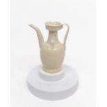 Kanne, China, Yueyao-Typ, helle Seladonglasur, ovoider Körper, taillierter Hals, gebogener Röhrenau