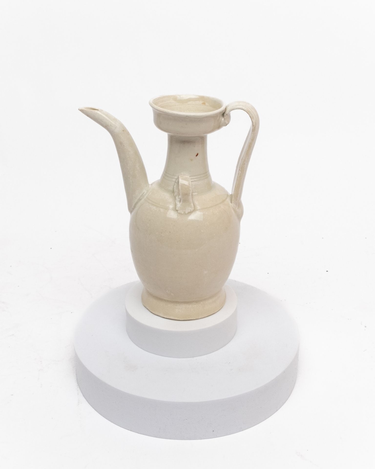 Kanne, China, Yueyao-Typ, helle Seladonglasur, ovoider Körper, taillierter Hals, gebogener Röhrenau