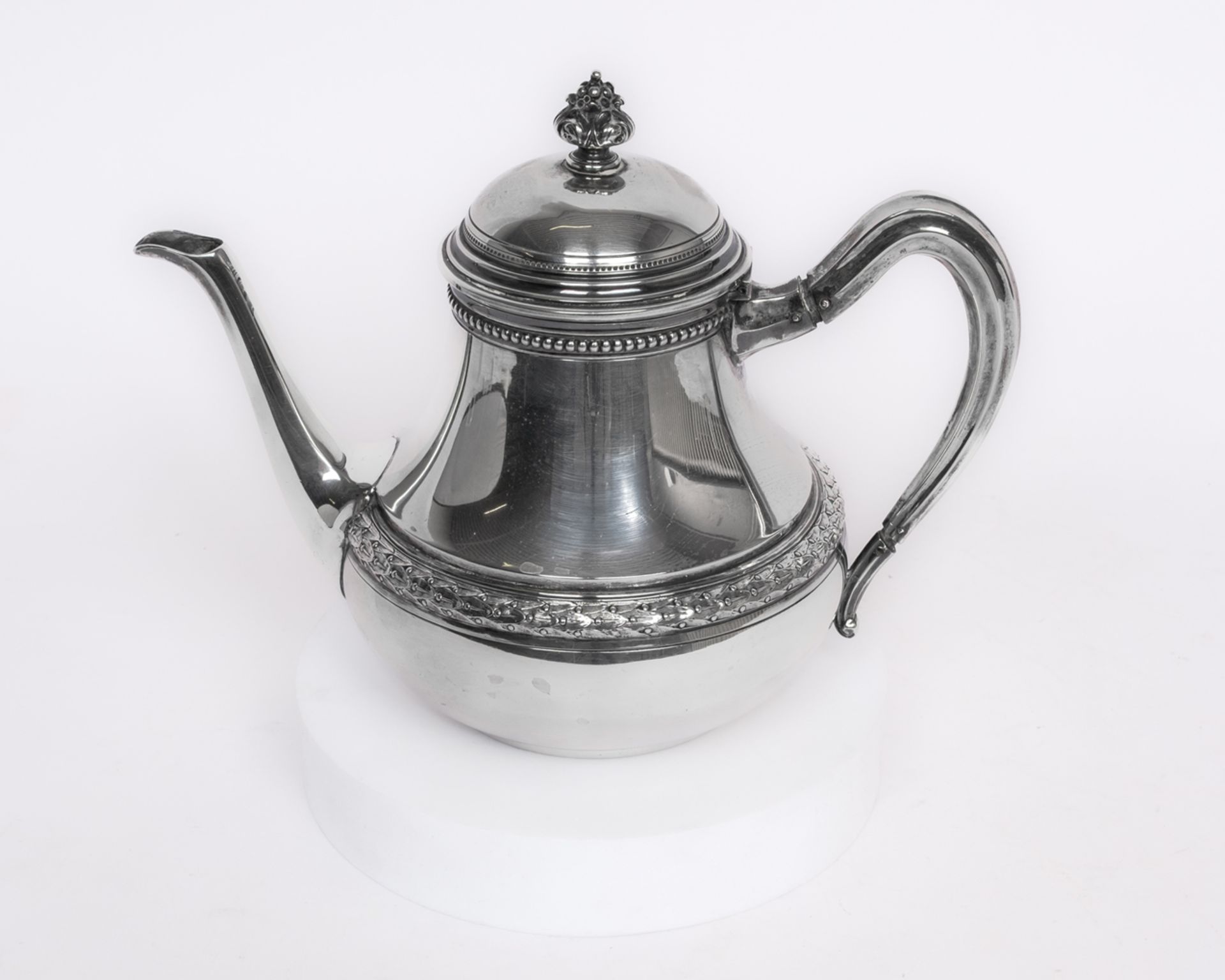 Teekanne, Silber 800, deutsch, bauchige Form mit Lorbeer-Band und Perlschnur, Scharnierdeckel mit K