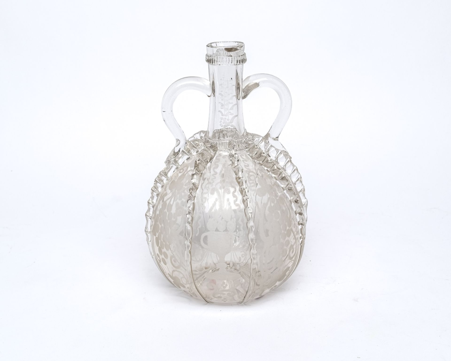 Henkelflasche, wohl Niederlande, 18. Jh., farbloses Glas, bauchige Wandung mit Fadenrippen, Mattsch