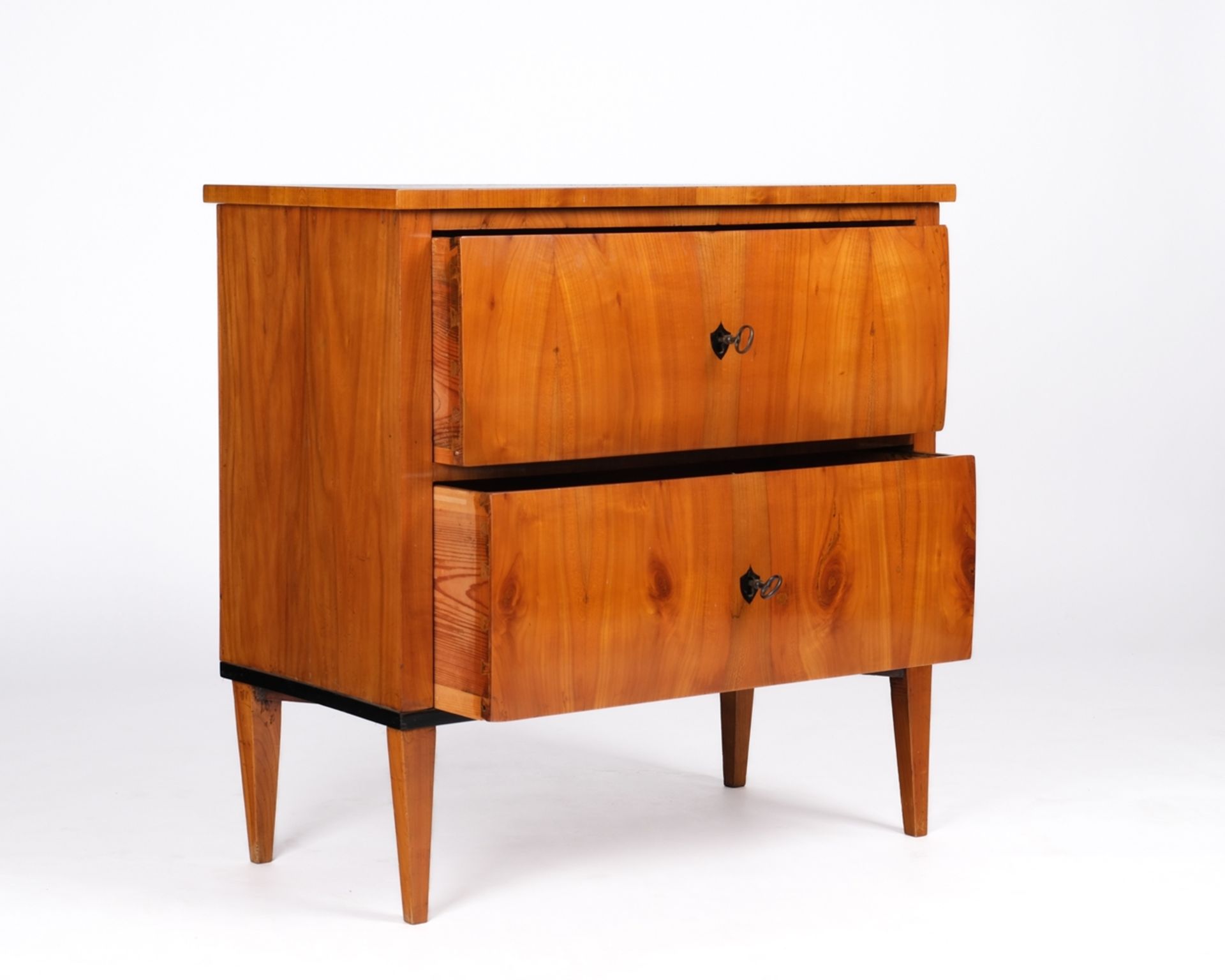 Kommode, Biedermeier, um 1825, Kirschbaum auf Weichholz, zweischübiger Korpus auf hohen konischen V - Bild 3 aus 4