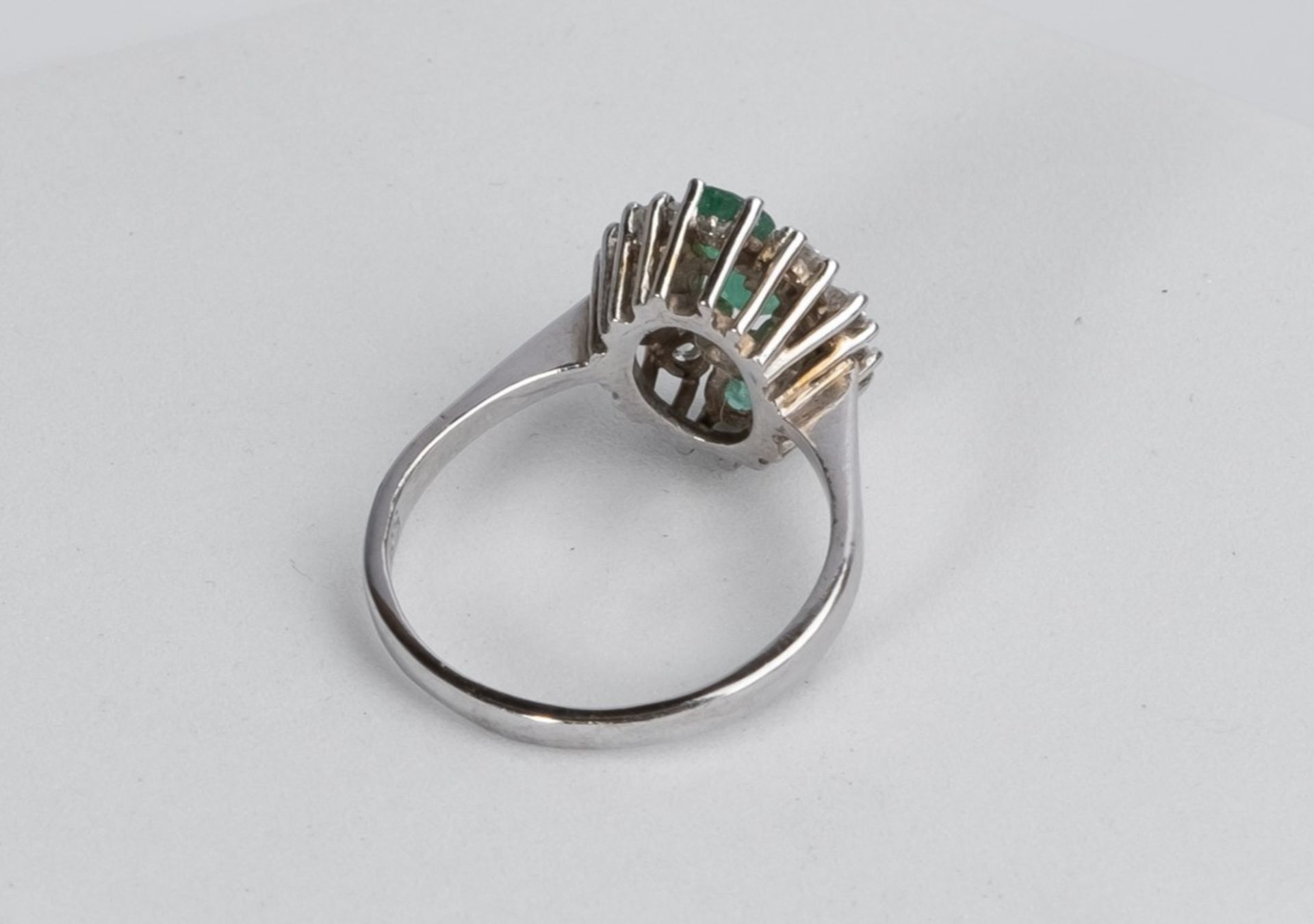 Ring, 14kt Weißgold, 3 Smaragde, 8 Brillanten, ca. 3.8 g, RM 57 - Bild 2 aus 2