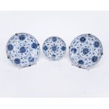 3 Teller, China, 19. Jh., Porzellan, blau-weiße Chrysanthemen-Dekore, am Boden umseitig Sechszeiche