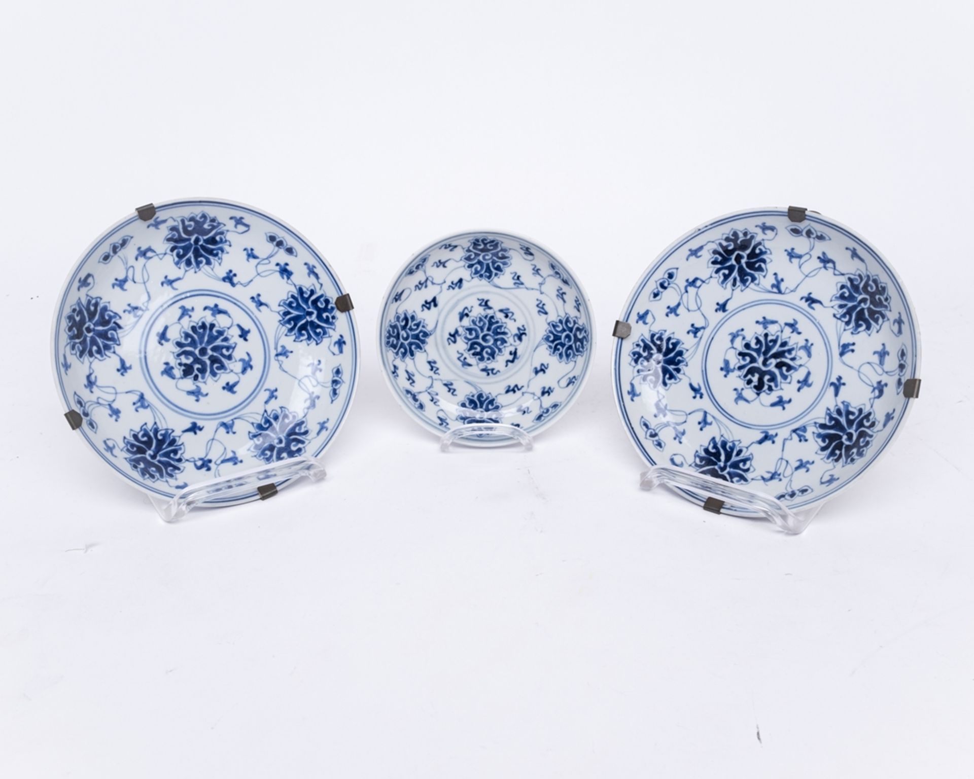 3 Teller, China, 19. Jh., Porzellan, blau-weiße Chrysanthemen-Dekore, am Boden umseitig Sechszeiche