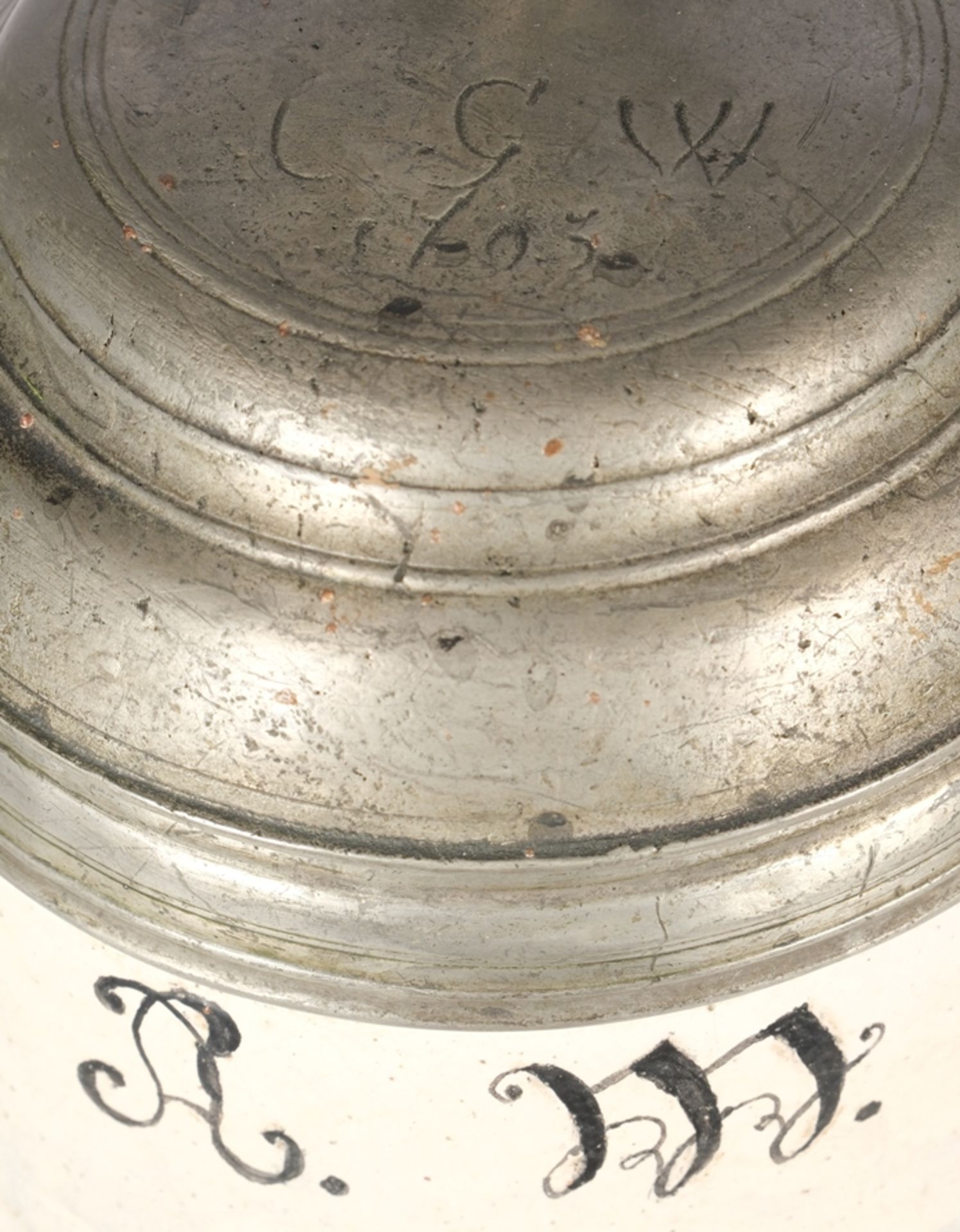 Walzenkrug, Fayence, 18. Jh., farbig bemalt mit einer Landschaftsszene auf hellem Grund, Besitzermo - Bild 2 aus 6