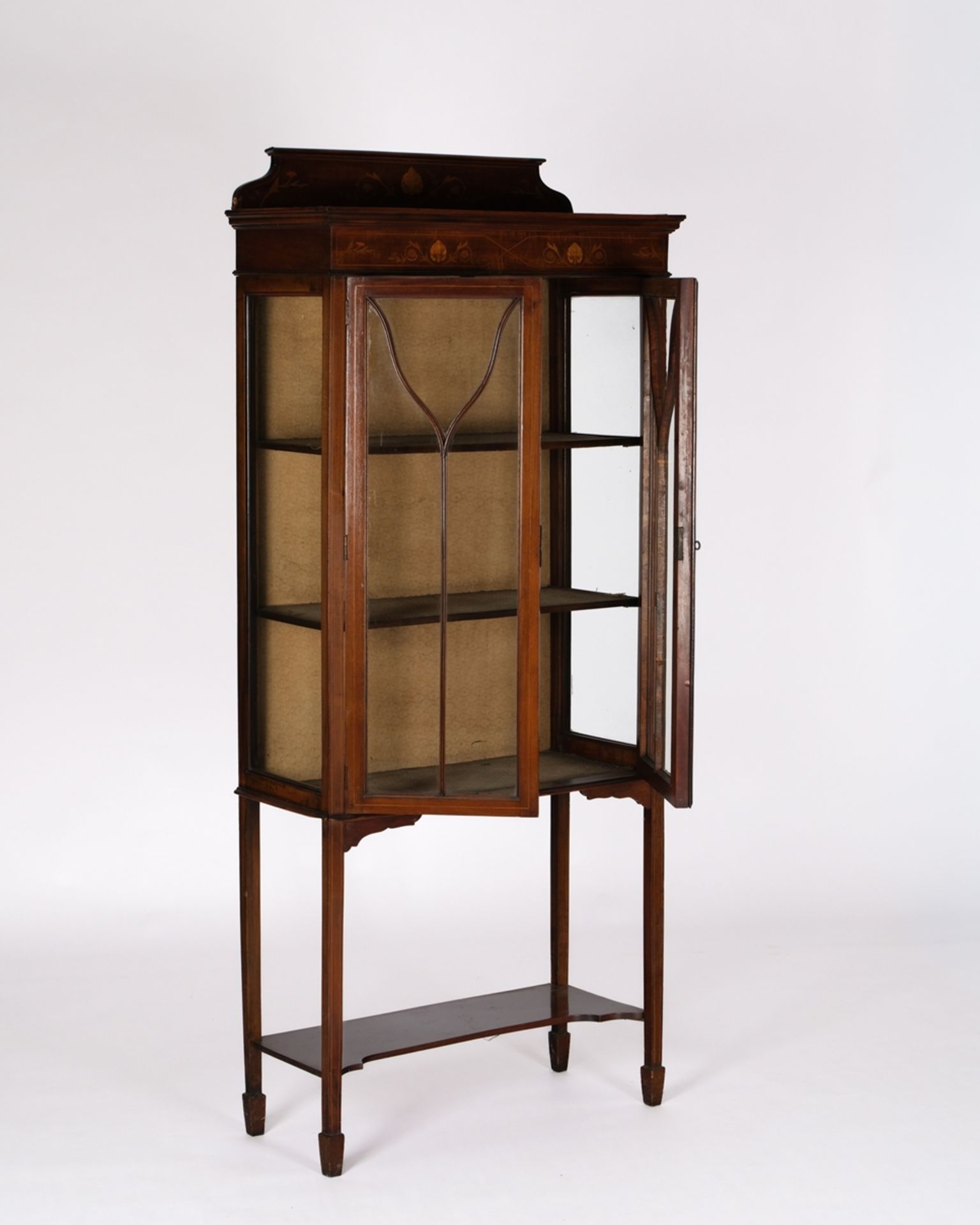 Edwardianische Vitrine, England, 1900, Mahagoni, zweitüriger Korpus dreiseitig verglast auf hohen F - Bild 3 aus 4