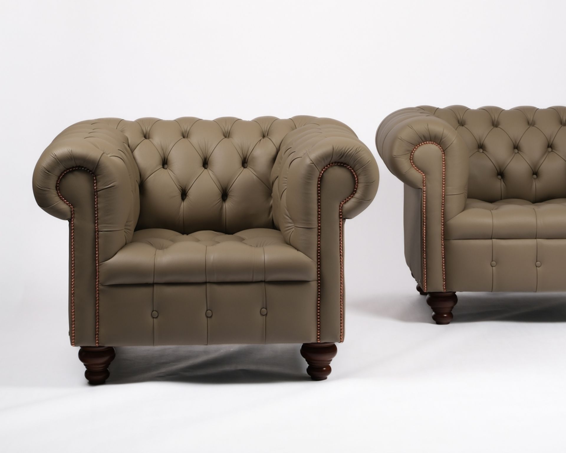 Paar Chesterfield-Sessel, Ausführung Fa. von Wilmowsky, taupe-farbener gesteppter Lederbezug, neuwe