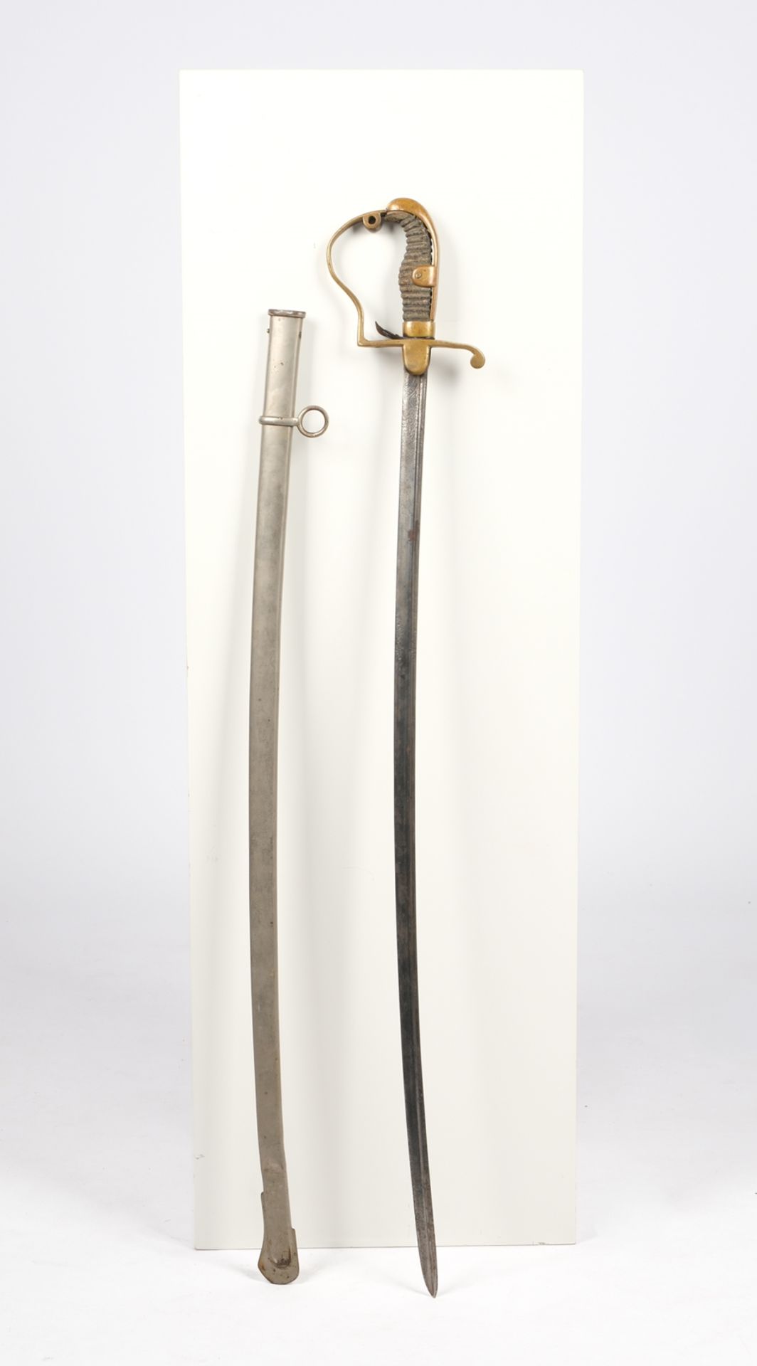 Säbel, 19. Jh., Bügelgefäß in Messing mit Öse, hölzerner Griff mit Rochenlederbezug, leicht geschwu