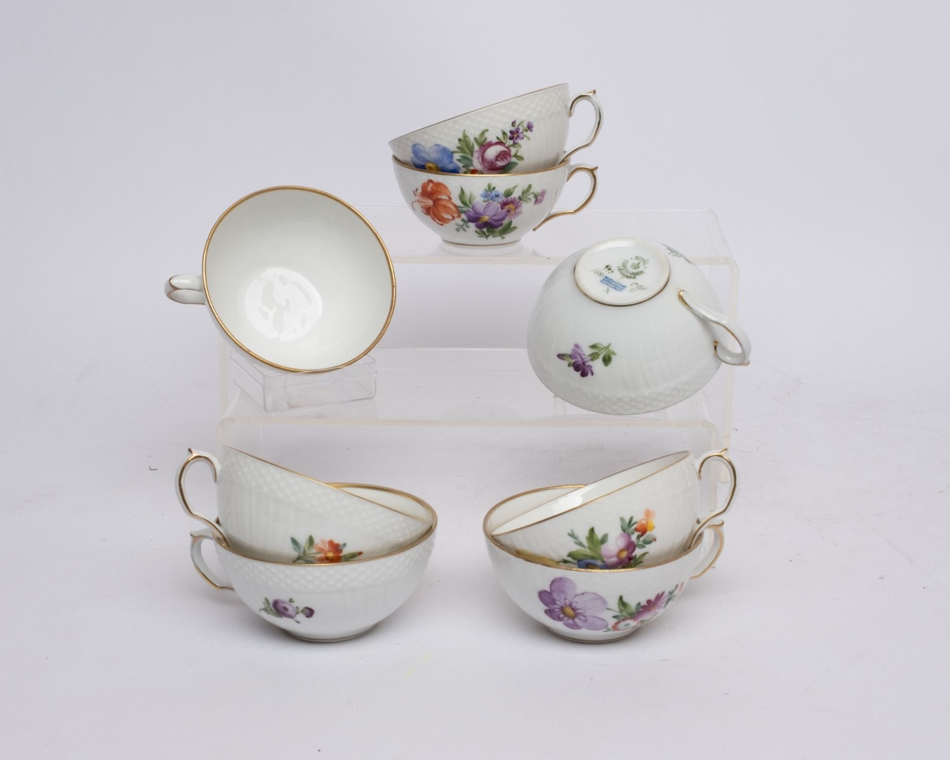 8 Teetassen mit Untertassen, Royal Kopenhagen, Osier, sächsische Blume, Goldrand, Modellnummer 493  - Bild 2 aus 3