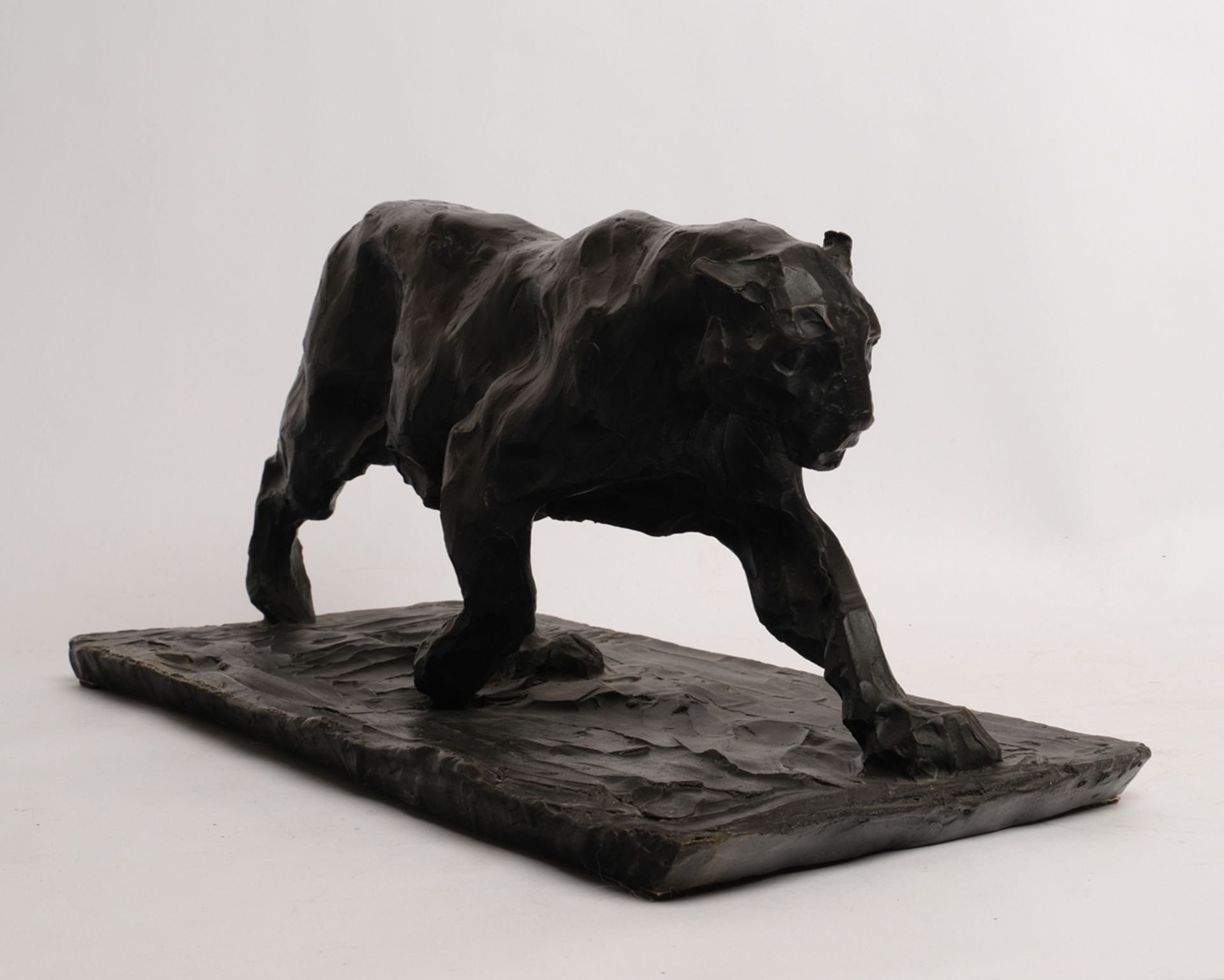 Bronze, "Schreitender Panther", monogrammiert und bezeichnet auf der Plinthe B Paris, 21 cm hoch.