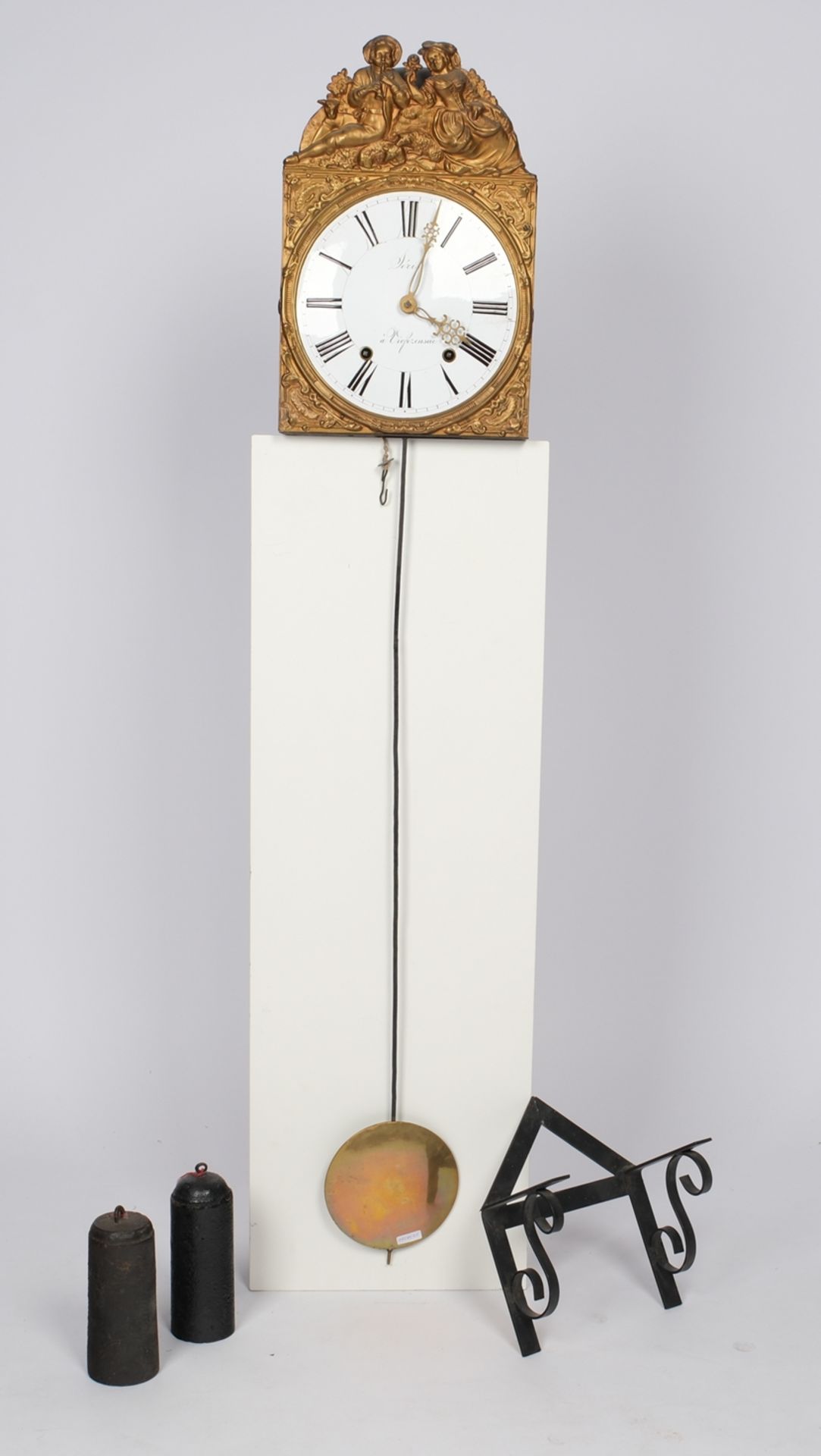 Comtoise, Frankreich, 19. Jh., sign. "Séris á Vicfezensac", Schild mit Paar beim Flötenspiel, Schla