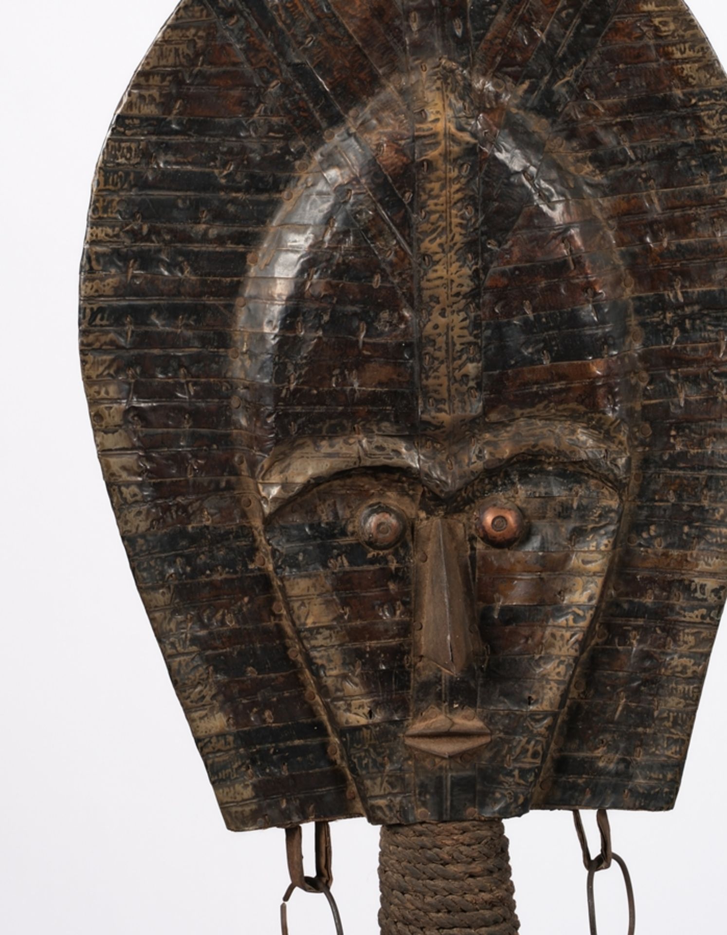 Reliquiar-Figur, Kota, Gabun, Afrika, die Grabwächterfigur in abstrahierter Gestalt aus Holz mit ei - Bild 5 aus 6