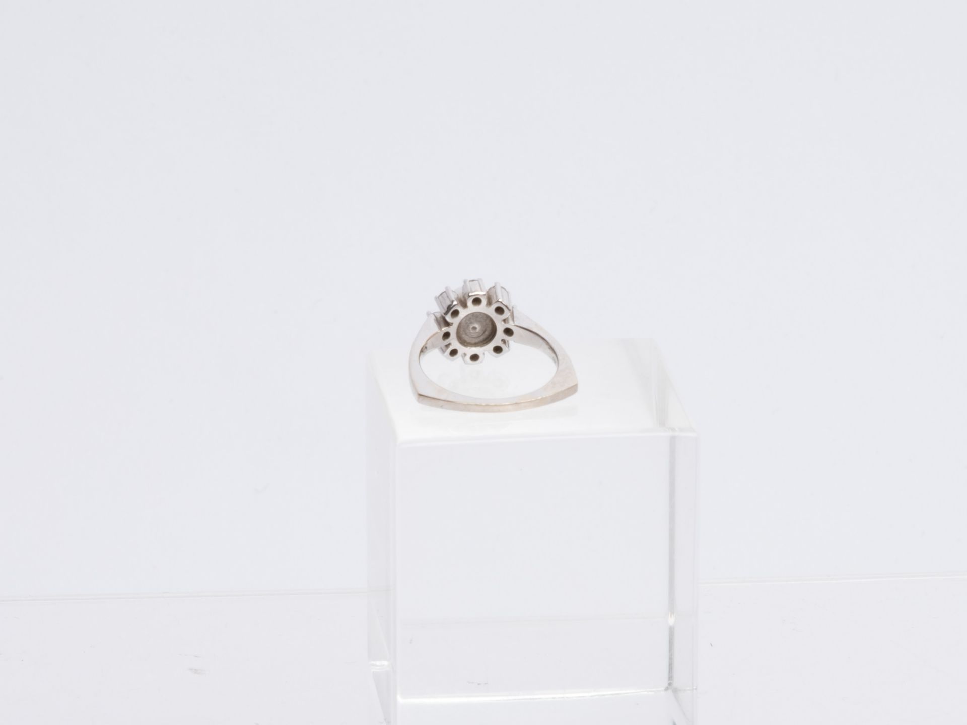 Ring, 14kt Weißgold, 8 kleine Brillanten zus. ca. 0.80 ct., etwa tw-si, 1 Akoya-Zuchtperle ø ca. 7. - Bild 2 aus 2