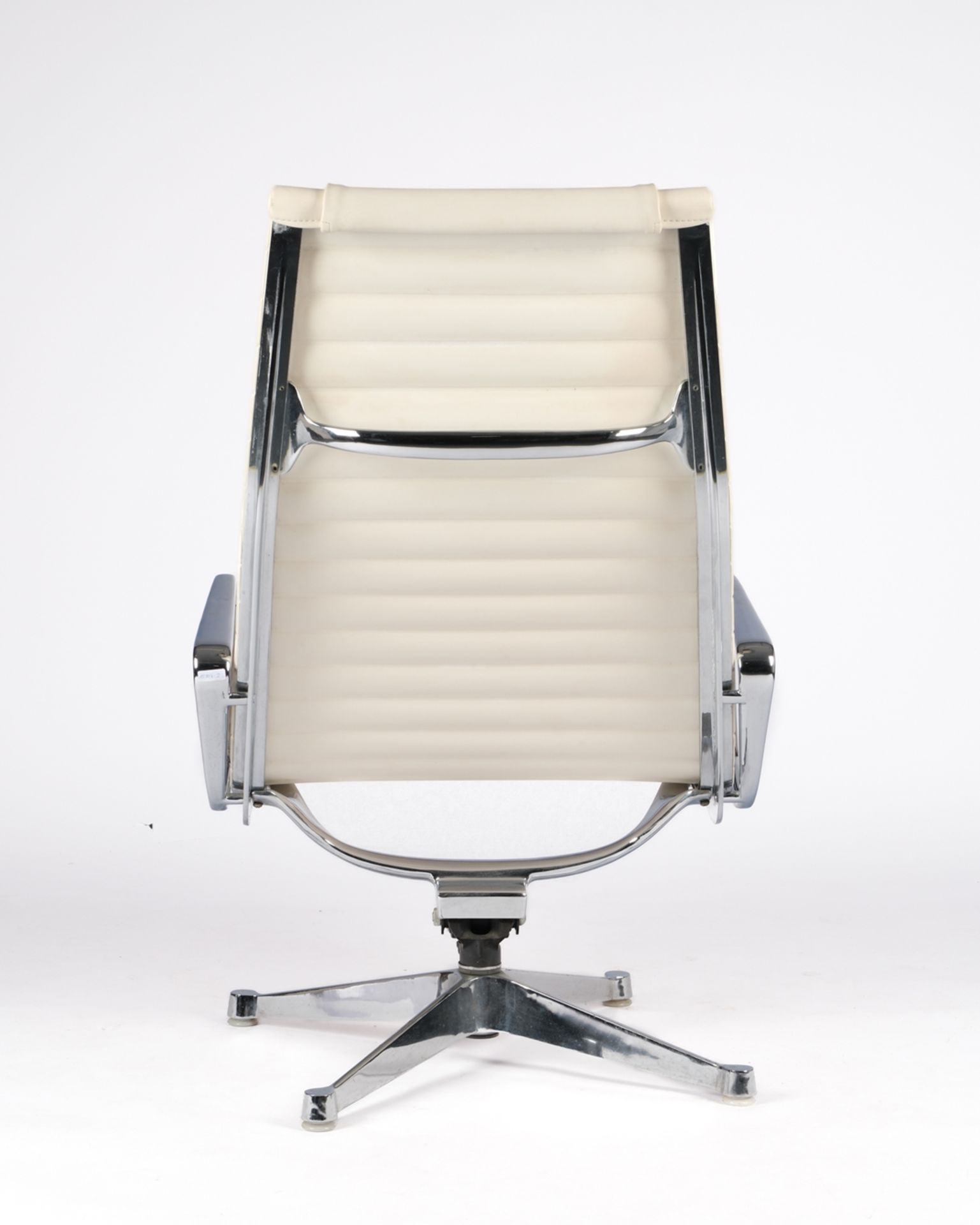Aluminium Chair Eames EA124, Entwurf Charles und Ray Eames, Signet Herman Miller, drehbarer Korpus  - Bild 3 aus 6