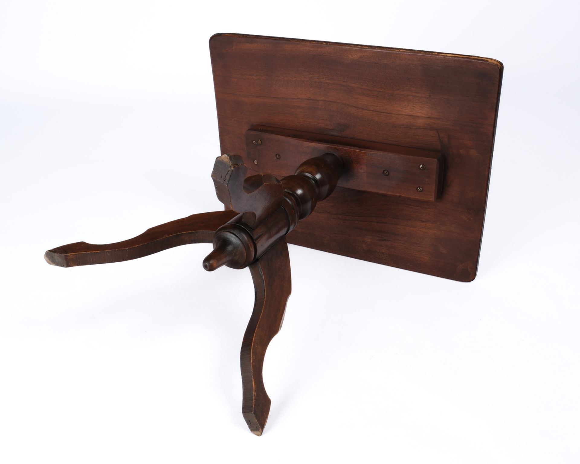 Beistelltischchen, England, 19. Jh., Mahagoni, rechteckige Platte auf dreipassigem Fuß, 50 x 52.5 x - Bild 3 aus 3