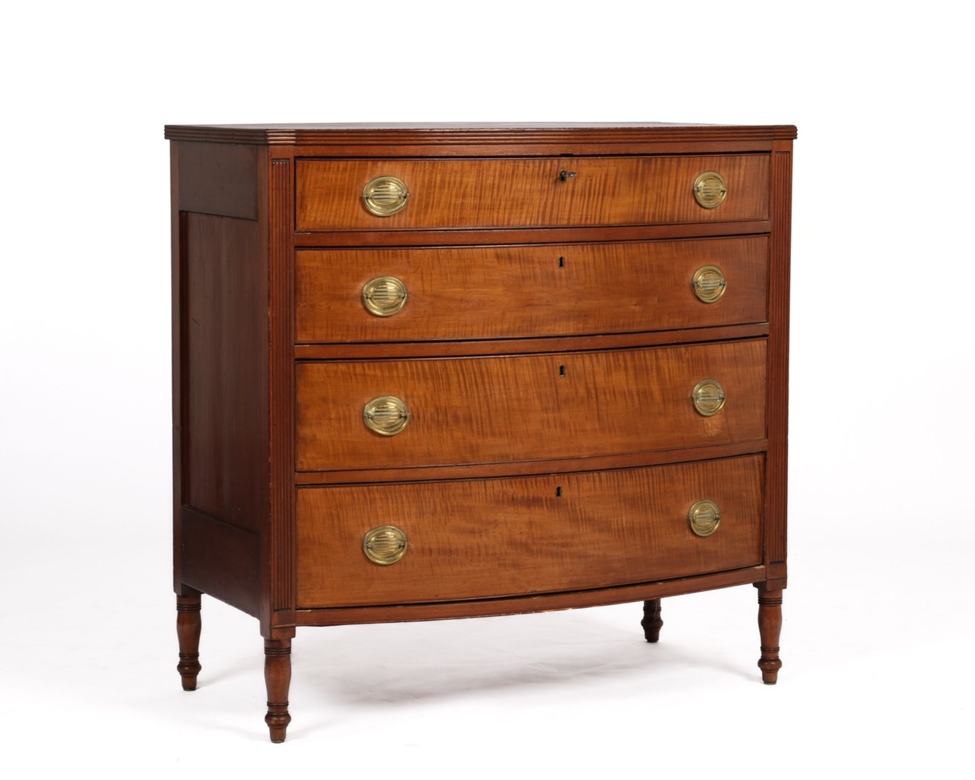 Kommode, England, um 1900, Mahagoni geflammt, vierschübiger Korpus mit gebogter Front auf Balusterf - Bild 2 aus 4