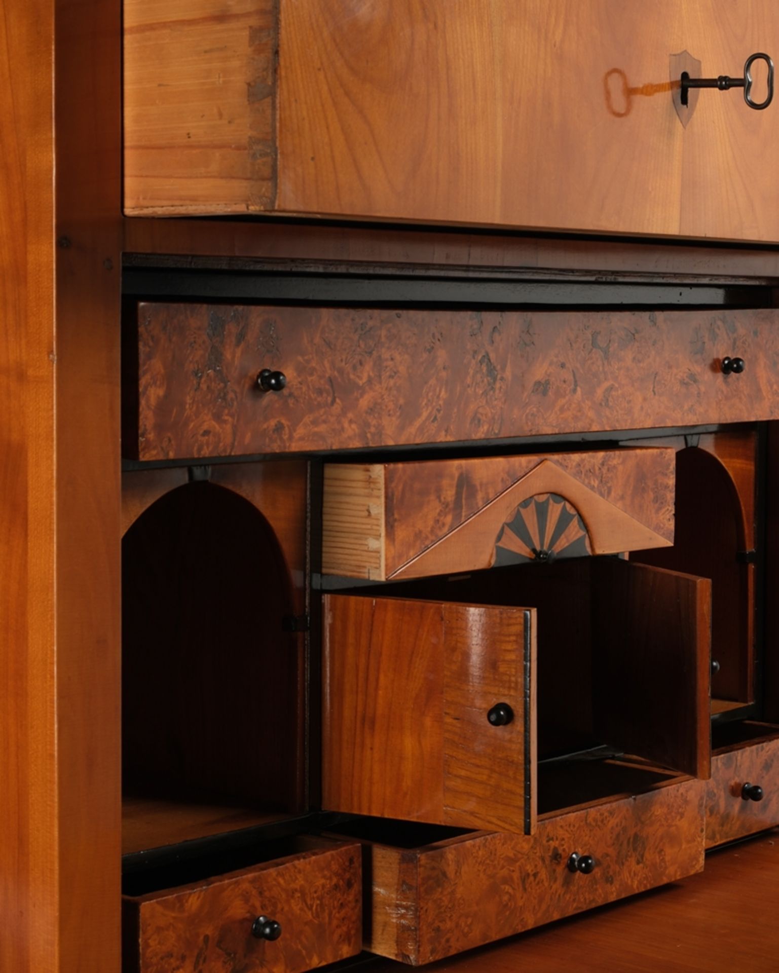 Biedermeiersekretär, süddt., um 1825, Kirschbaum furniert auf Weichholz, hochrechteckiger Korpus mi - Bild 5 aus 6