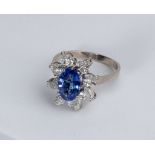 Ring, 18kt Weißgold, Saphir 2.10 ct., 8 Brillanten und 8 Diamantnavettes zus. ca. 1.0 ct., ca. 5.7 