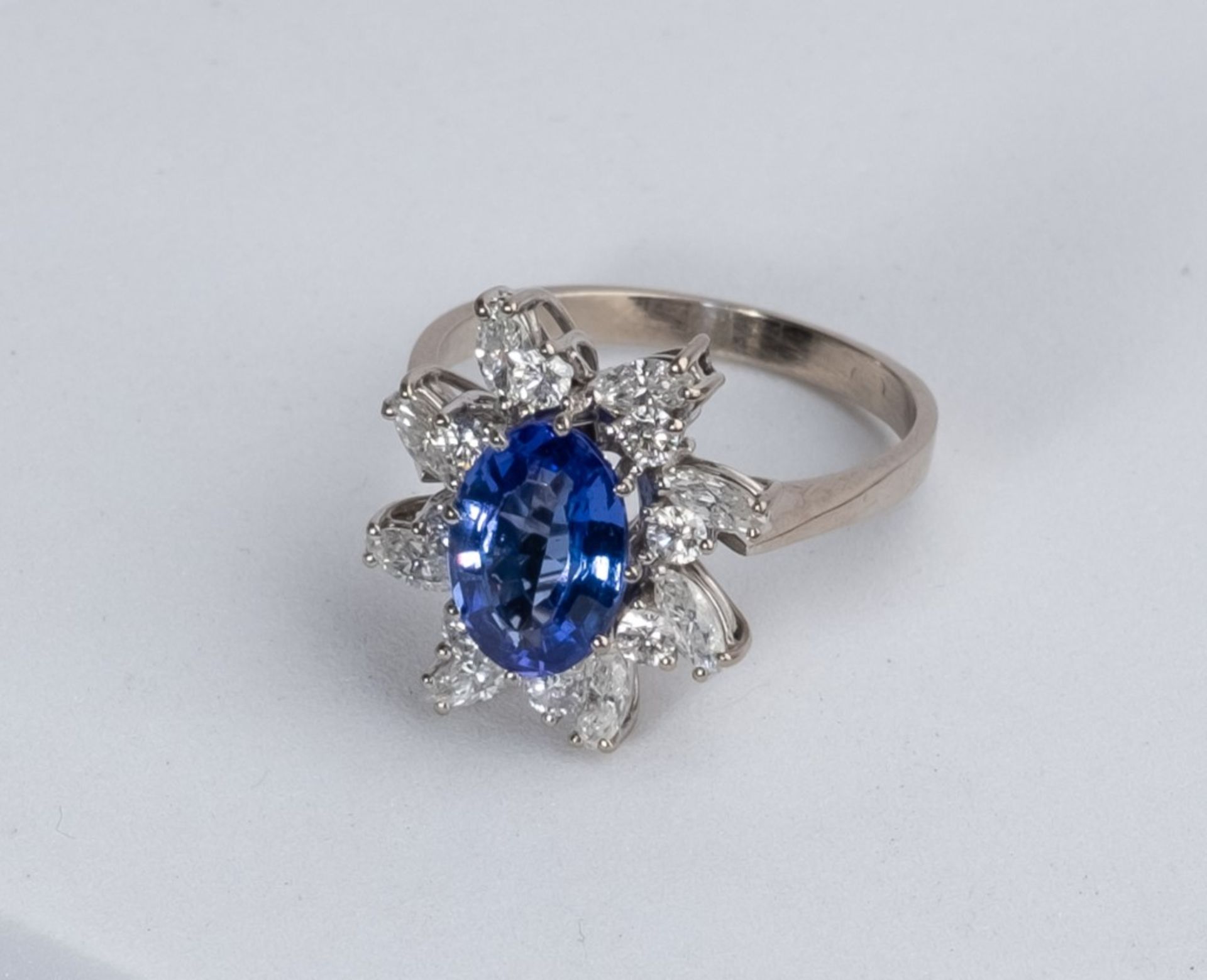 Ring, 18kt Weißgold, Saphir 2.10 ct., 8 Brillanten und 8 Diamantnavettes zus. ca. 1.0 ct., ca. 5.7 