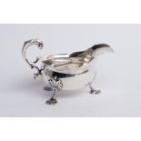 Sauciere, Silber 925, London, 18. Jh., profilierter Stand, auf drei Palmettenfüßen, ovale, gebaucht