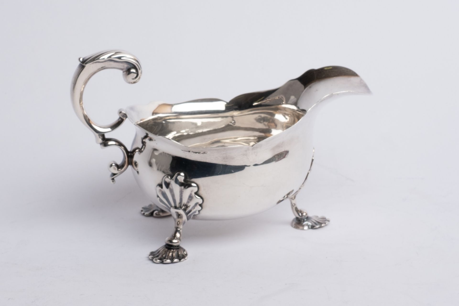 Sauciere, Silber 925, London, 18. Jh., profilierter Stand, auf drei Palmettenfüßen, ovale, gebaucht