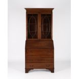 Aufsatzsekretär, England, 1. Hälfte 20. Jh., Mahagoni, zweiteiliger Korpus, das Unterteil auf Konso