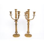 Paar Kerzenleuchter, Empirestil, um 1900, Messing, Säulenform, runder Fuß mit Blütenranken und Blat