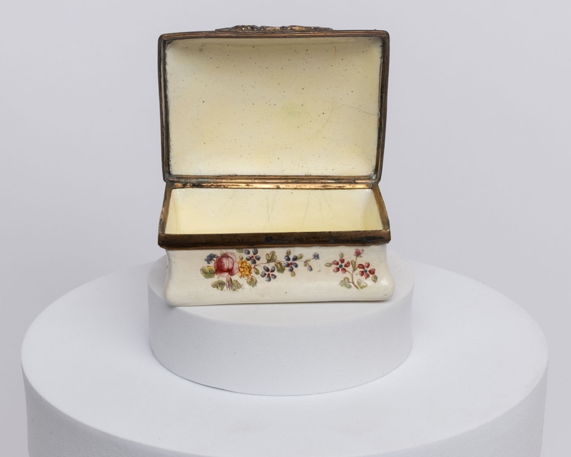 Tabatière, deutsch, 18. Jh., Email auf Metall, rechteckig, Seiten konkav eingezogen, weißgrundig, a - Bild 2 aus 4