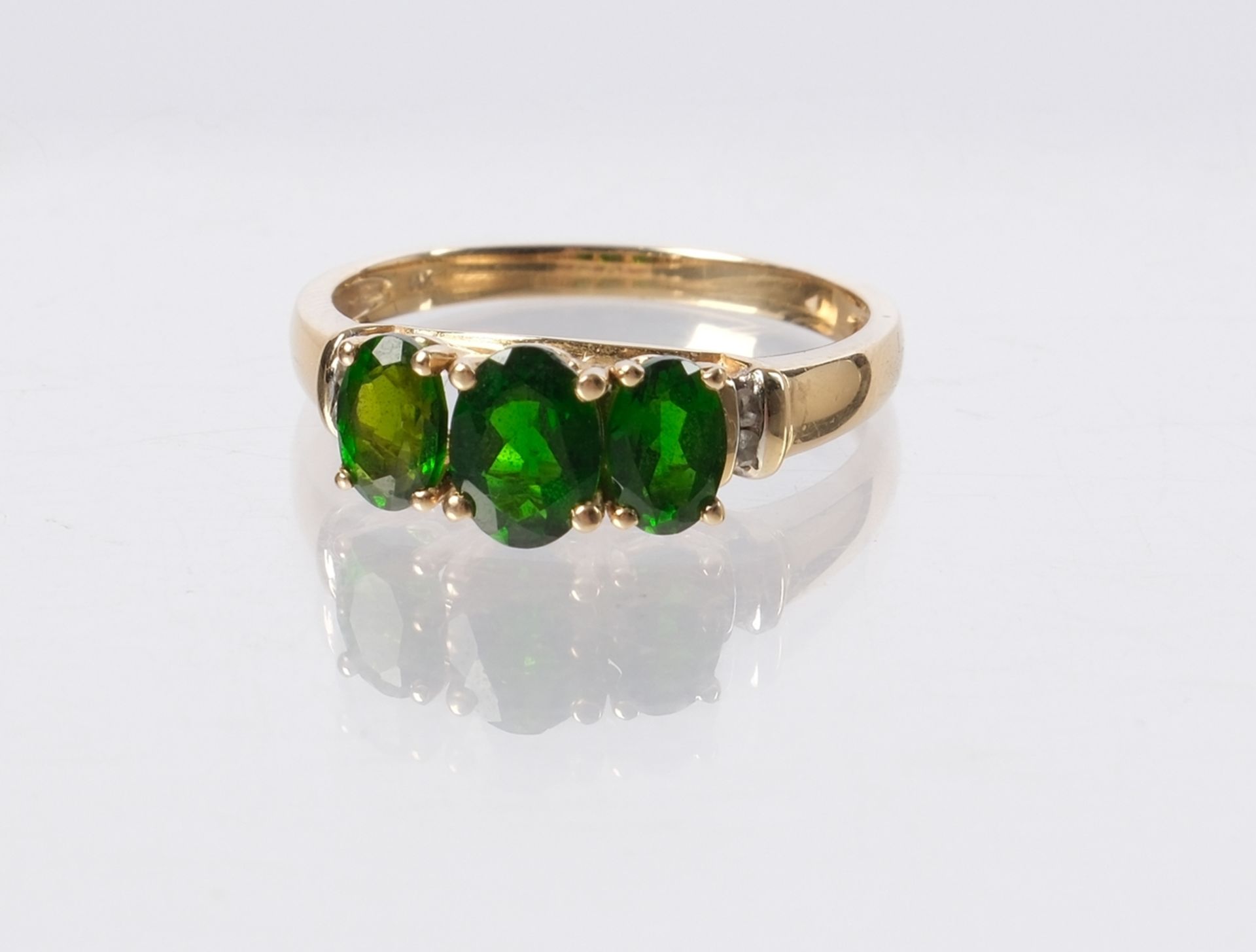Ring, 14kt Gelbgold, 3 grüne Farbedelsteine, wohl Peridot, kleine Diamanten, ca. 3.5 g, RM 58 - Bild 5 aus 5