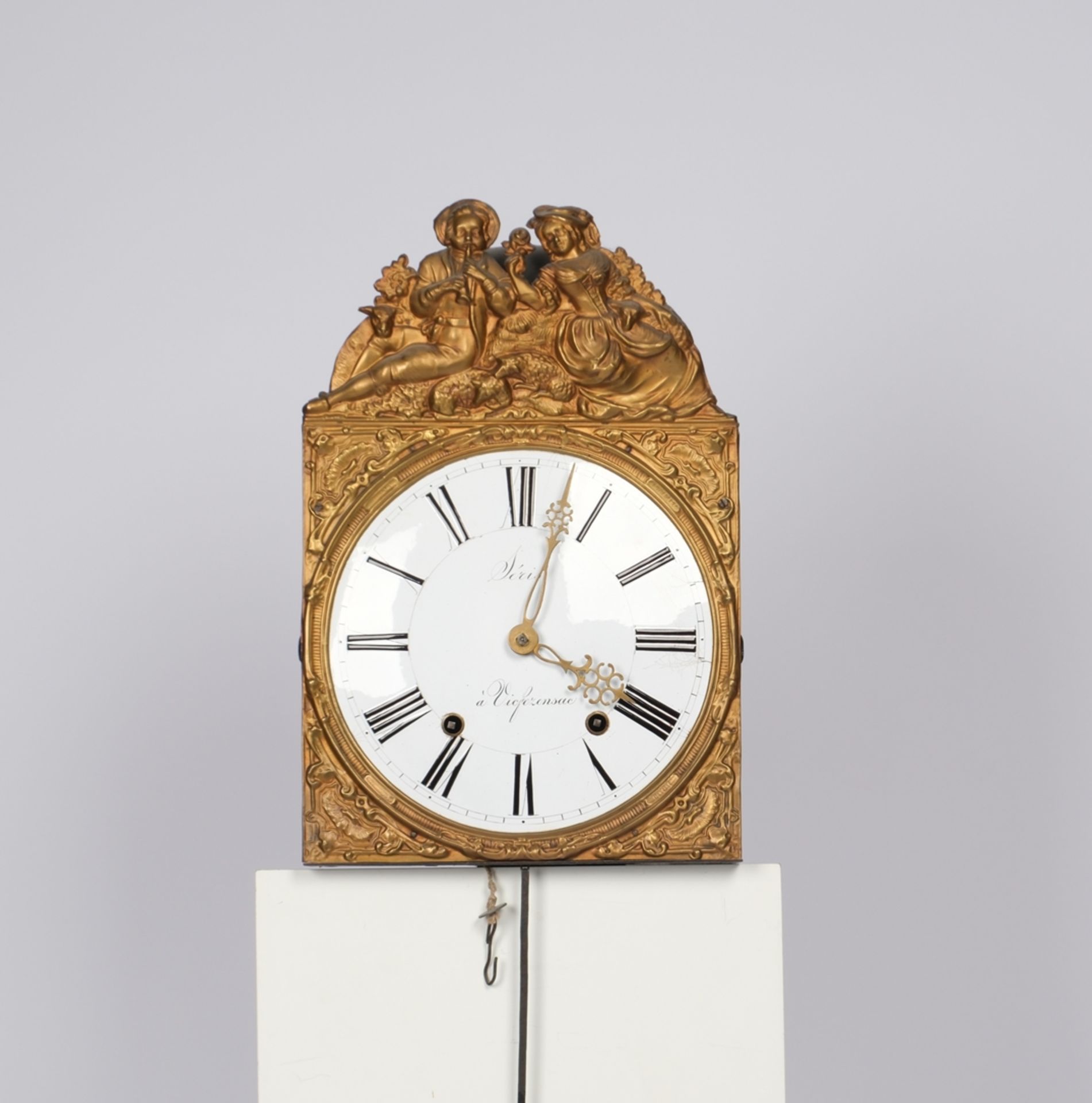 Comtoise, Frankreich, 19. Jh., sign. "Séris á Vicfezensac", Schild mit Paar beim Flötenspiel, Schla - Bild 2 aus 2