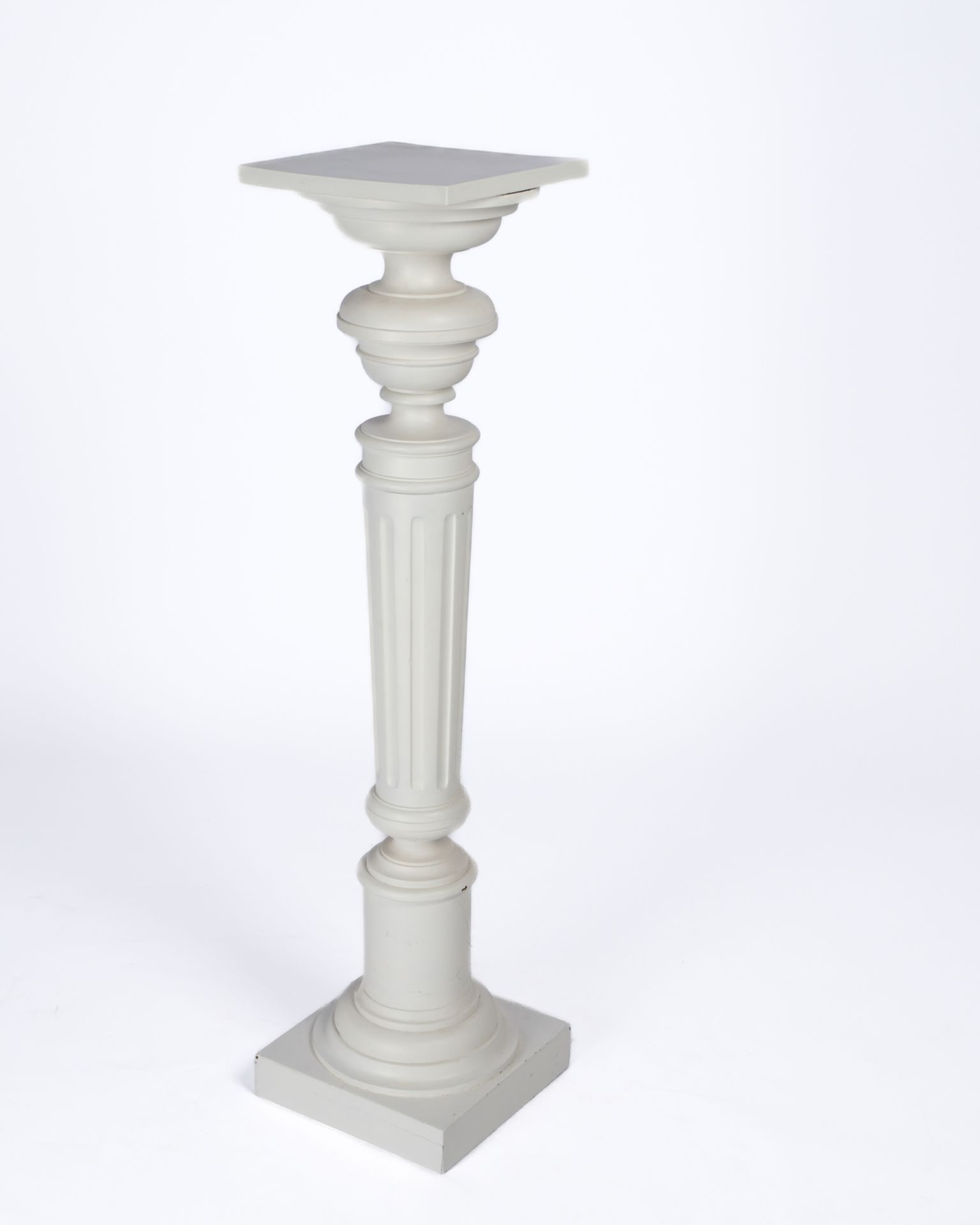 Ziersäule in Balusterform, 20. Jh., Holz weiß lackiert, 109 x 26 x 26 cm, Sockel leicht bestoßen - Bild 2 aus 2