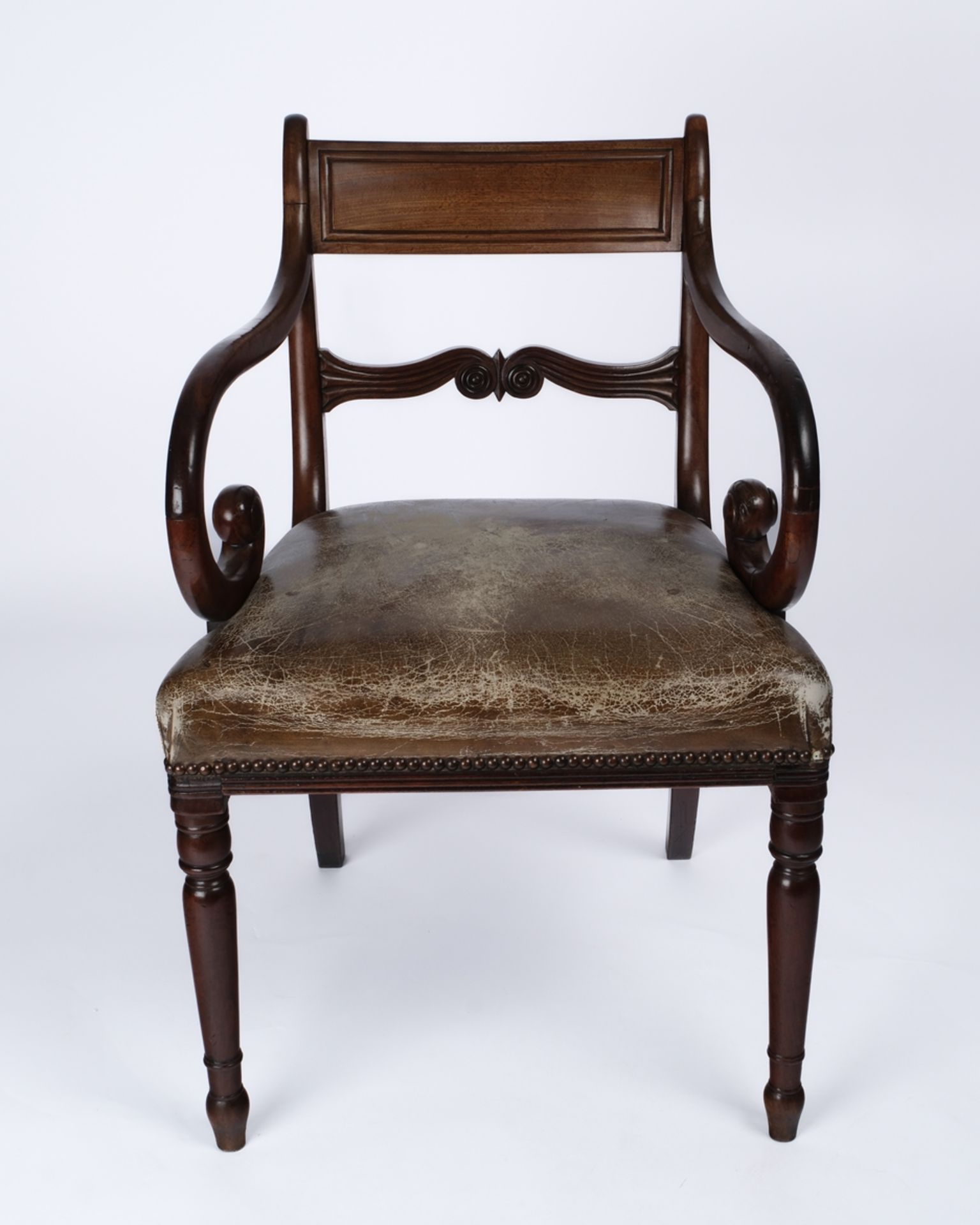 Armlehnstuhl / Carver, England, um 1830, ergänzter Polsterbezug patiniert, H. 83.5 cm